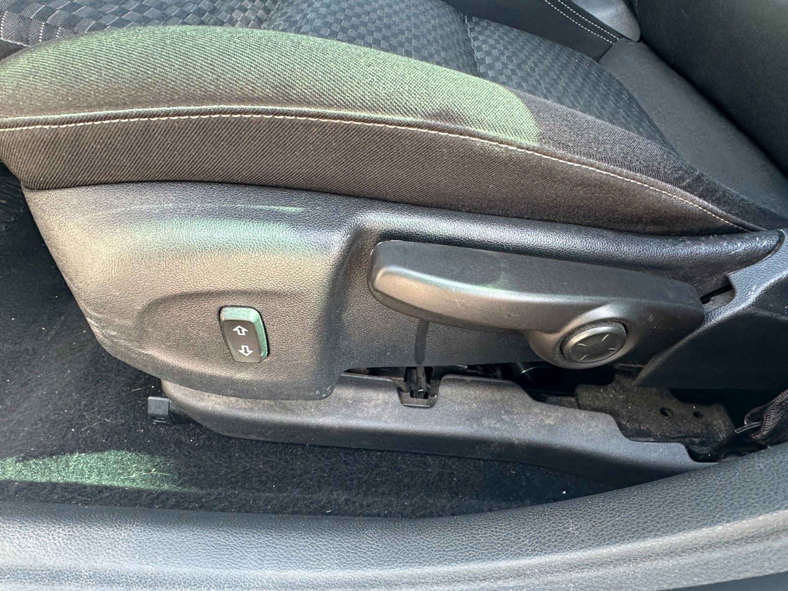 Fahrzeugabbildung Opel Astra K Edition 1.6 110 PS HU neu Navi SH Kamera