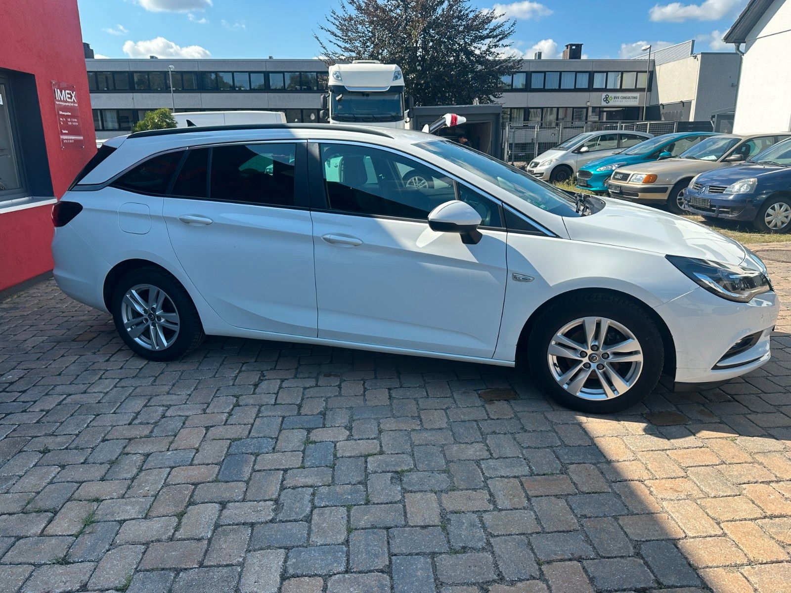 Fahrzeugabbildung Opel Astra K Edition 1.6 110 PS HU neu Navi SH Kamera