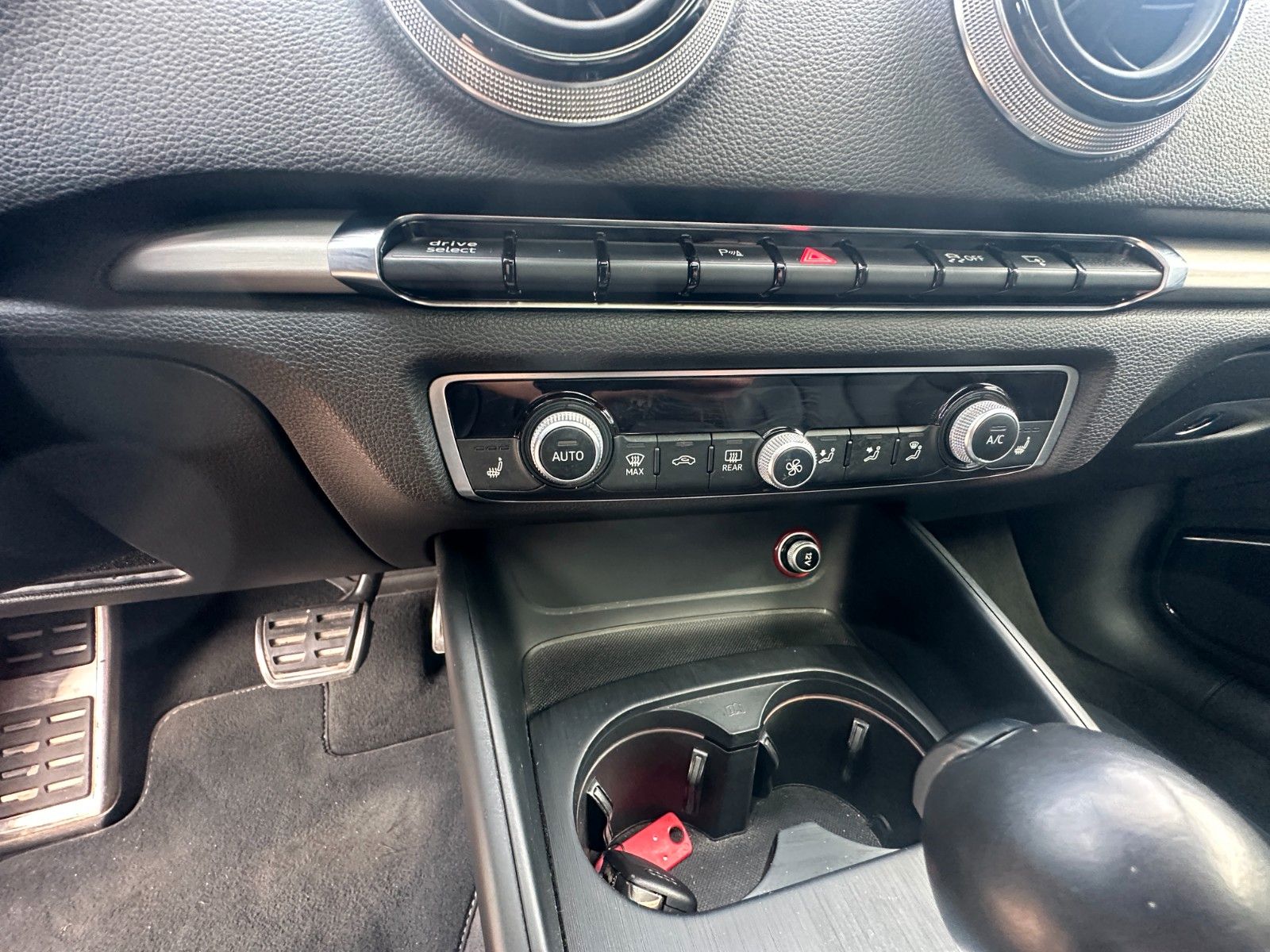 Fahrzeugabbildung Audi S3 2.0 TFSI quattro Tüv neu Leder Pano LED