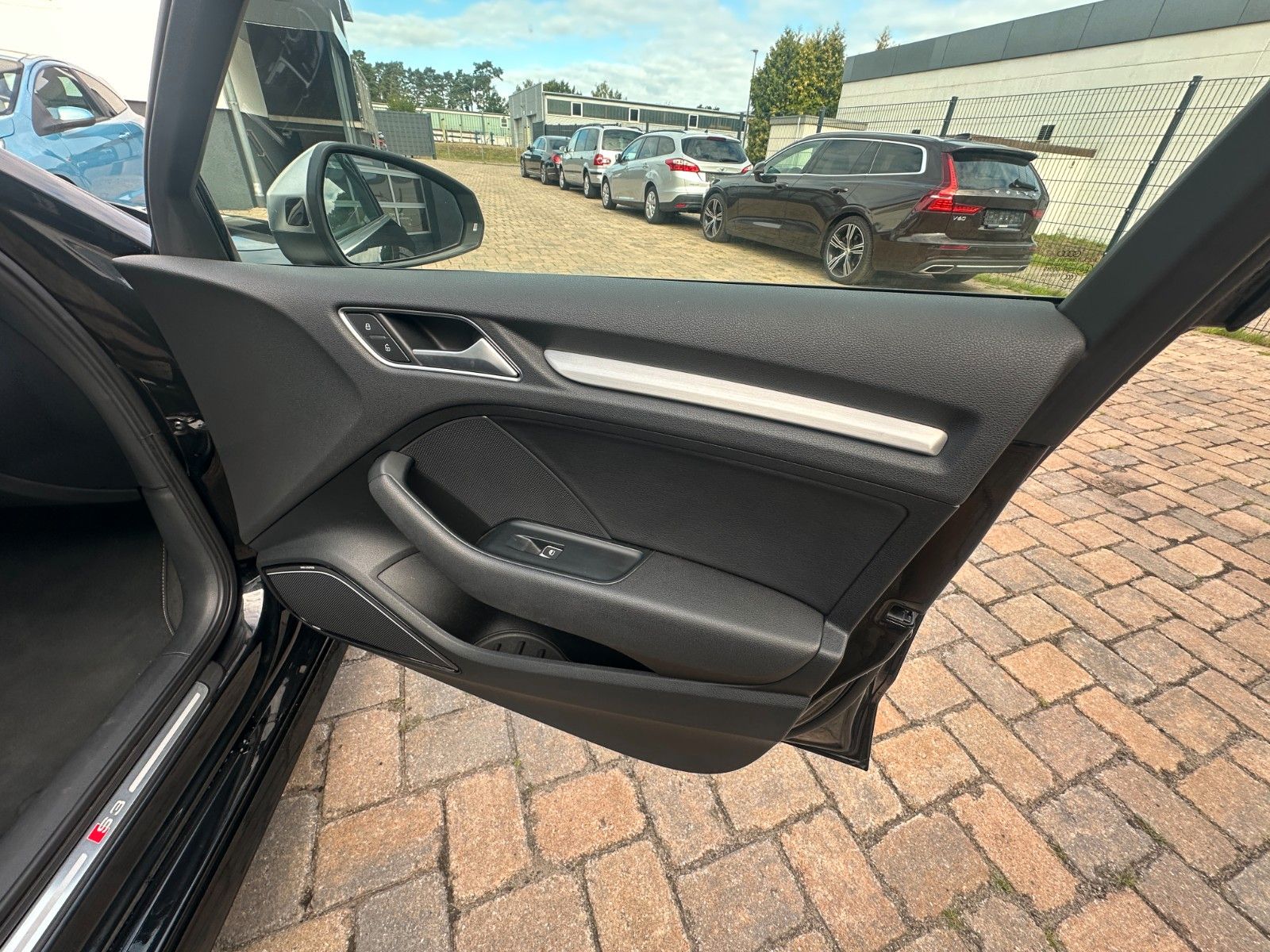Fahrzeugabbildung Audi S3 2.0 TFSI quattro Tüv neu Leder Pano LED