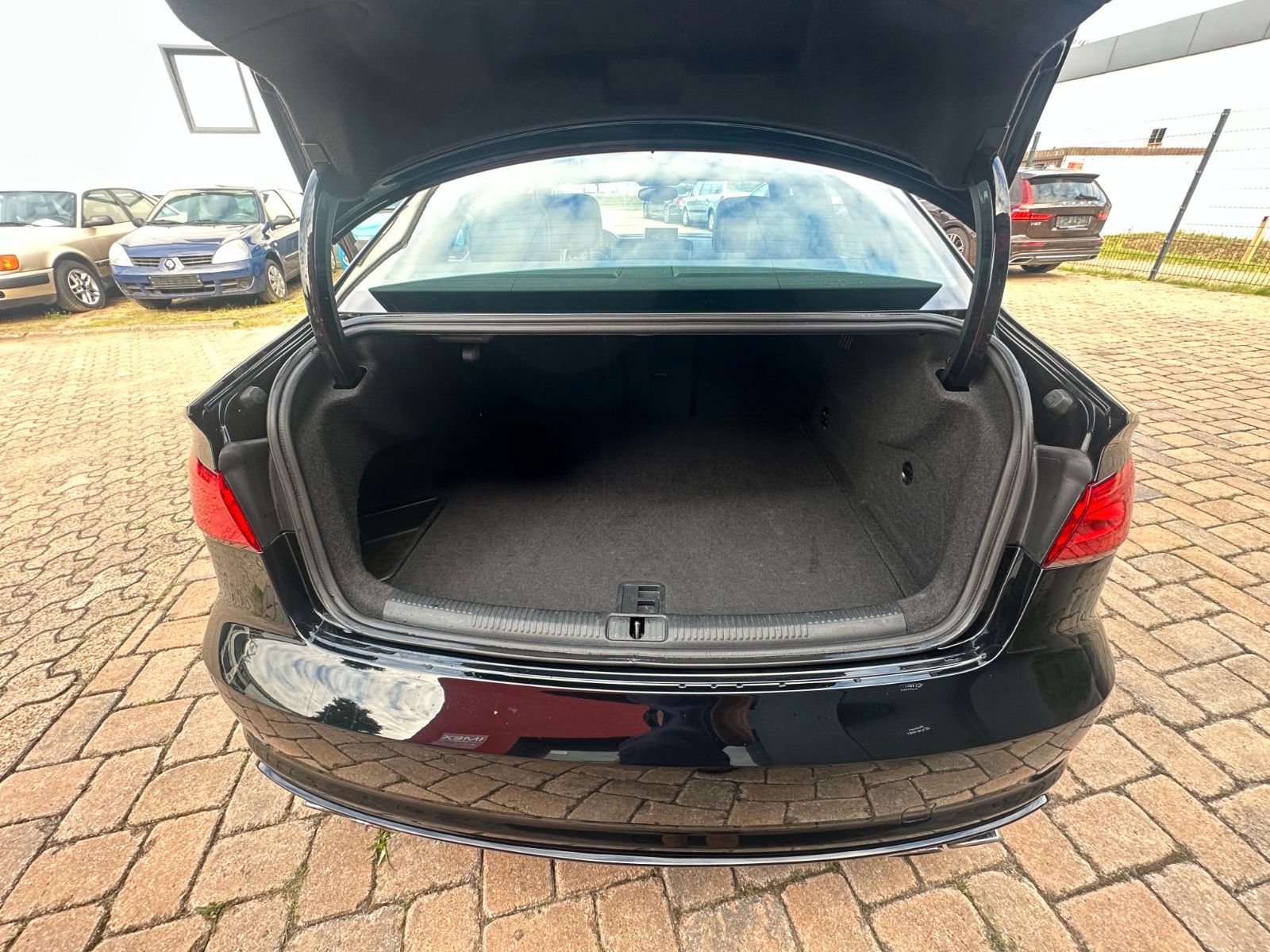 Fahrzeugabbildung Audi S3 2.0 TFSI quattro Tüv neu Leder Pano LED