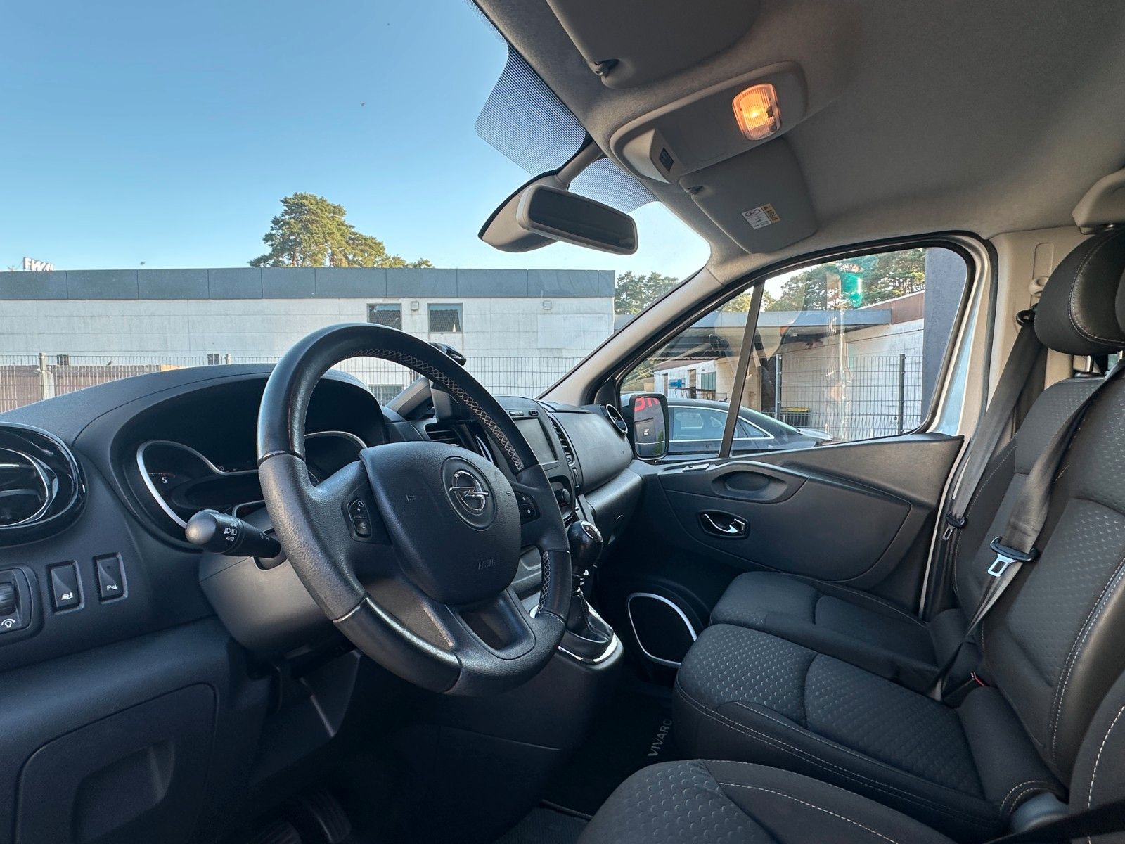 Fahrzeugabbildung Opel Vivaro B Combi L1H1 145 PS HU neu Klima 9 Sitze