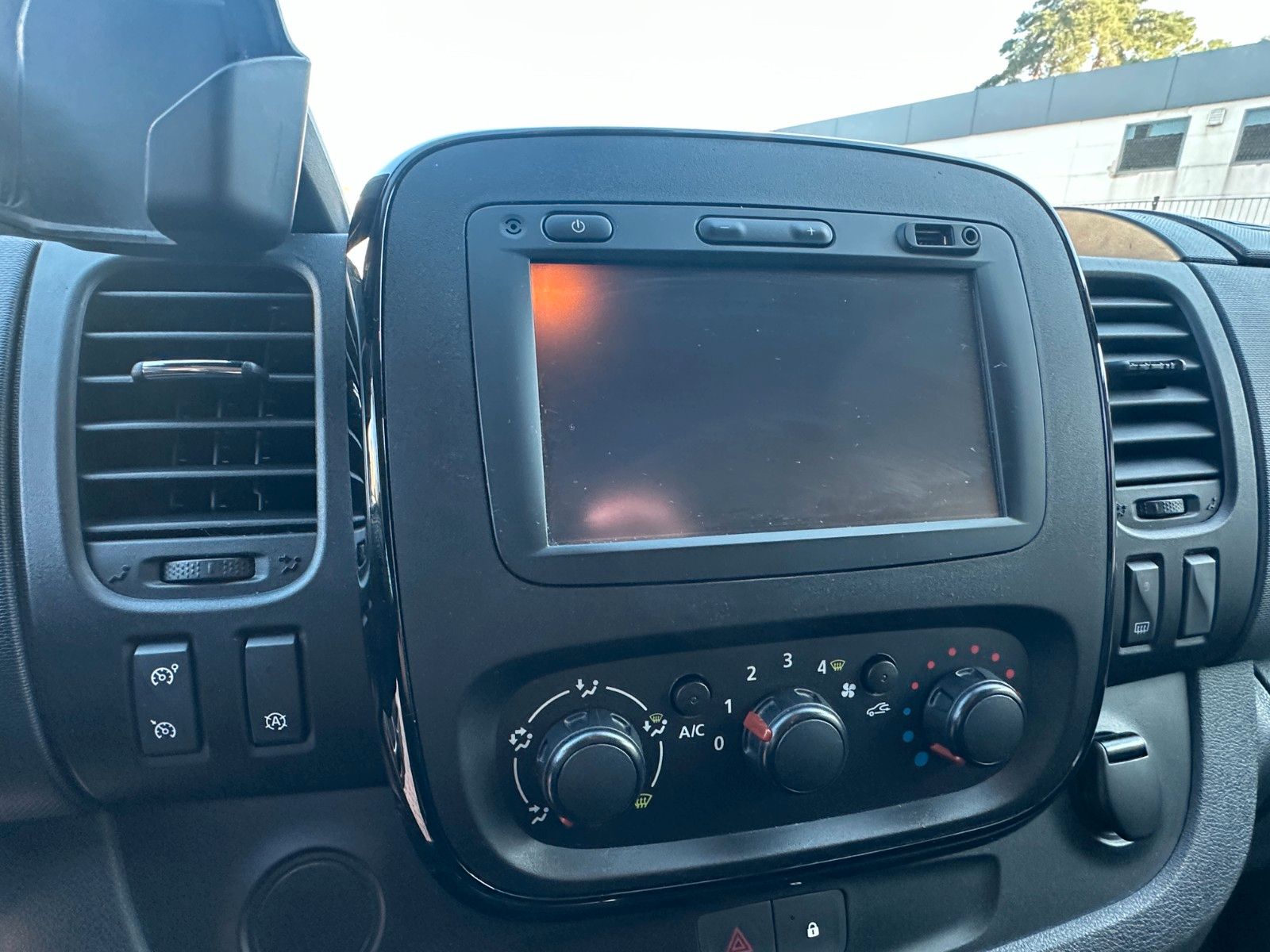 Fahrzeugabbildung Opel Vivaro B Combi L1H1 145 PS HU neu Klima 9 Sitze