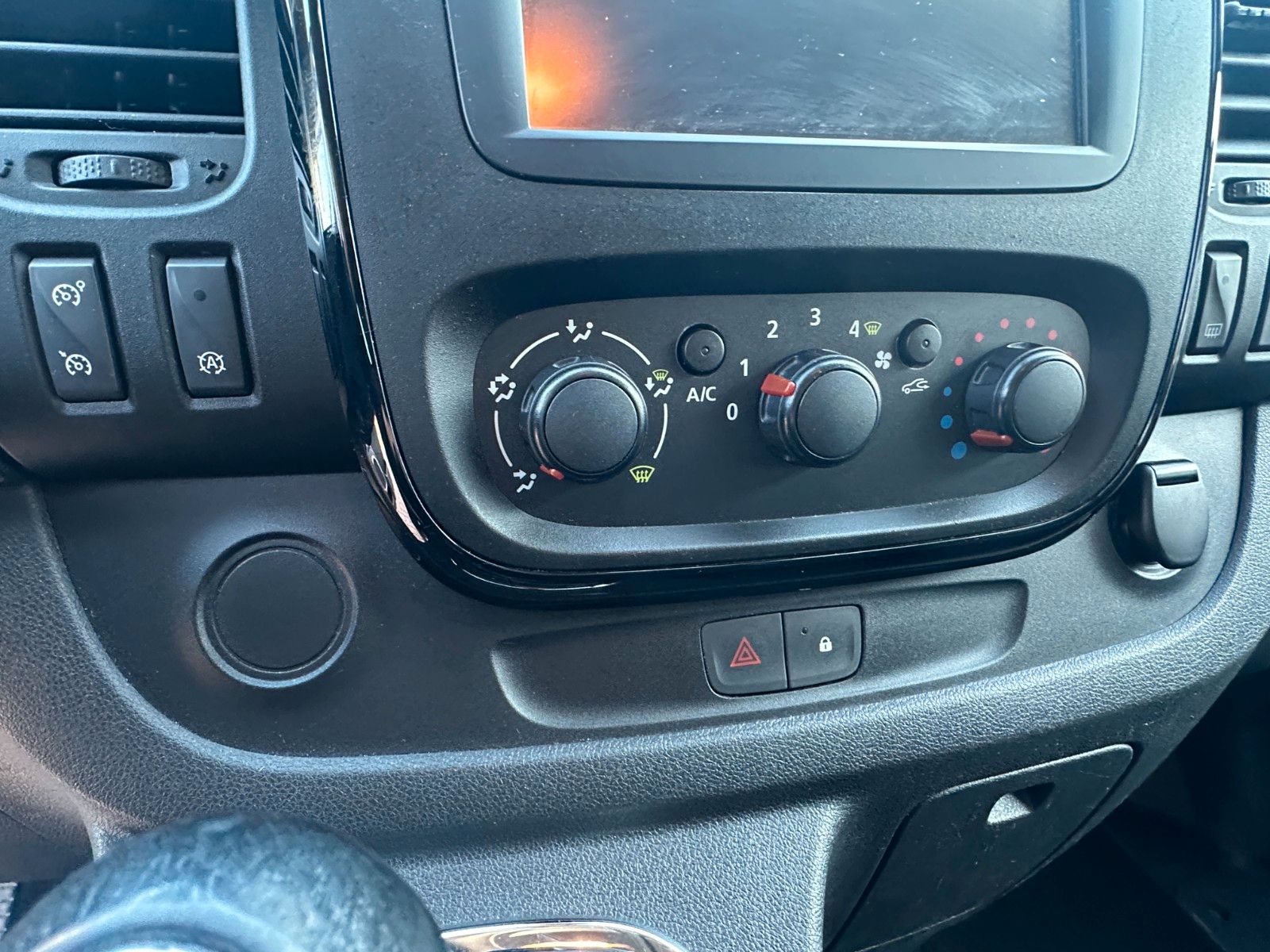 Fahrzeugabbildung Opel Vivaro B Combi L1H1 145 PS HU neu Klima 9 Sitze