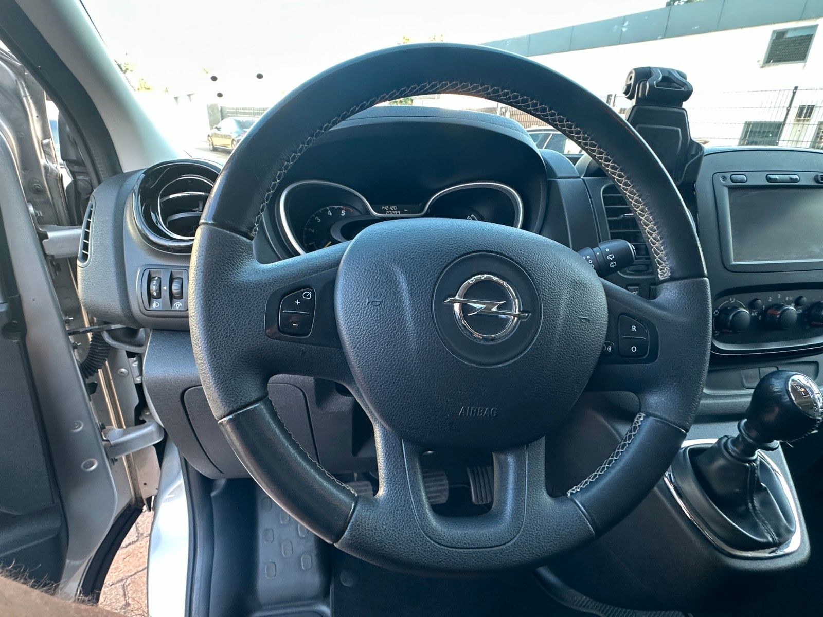 Fahrzeugabbildung Opel Vivaro B Combi L1H1 145 PS HU neu Klima 9 Sitze