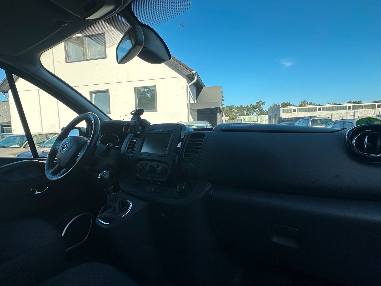 Fahrzeugabbildung Opel Vivaro B Combi L1H1 145 PS HU neu Klima 9 Sitze