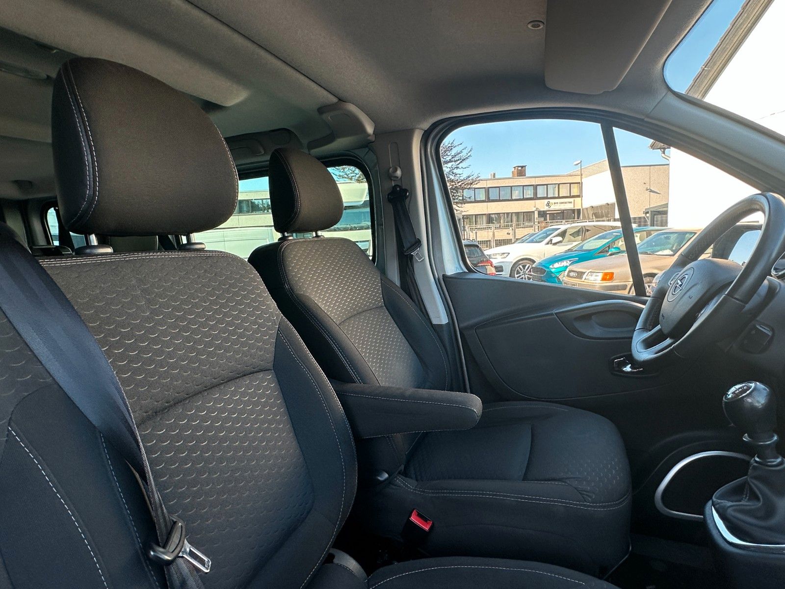 Fahrzeugabbildung Opel Vivaro B Combi L1H1 145 PS HU neu Klima 9 Sitze