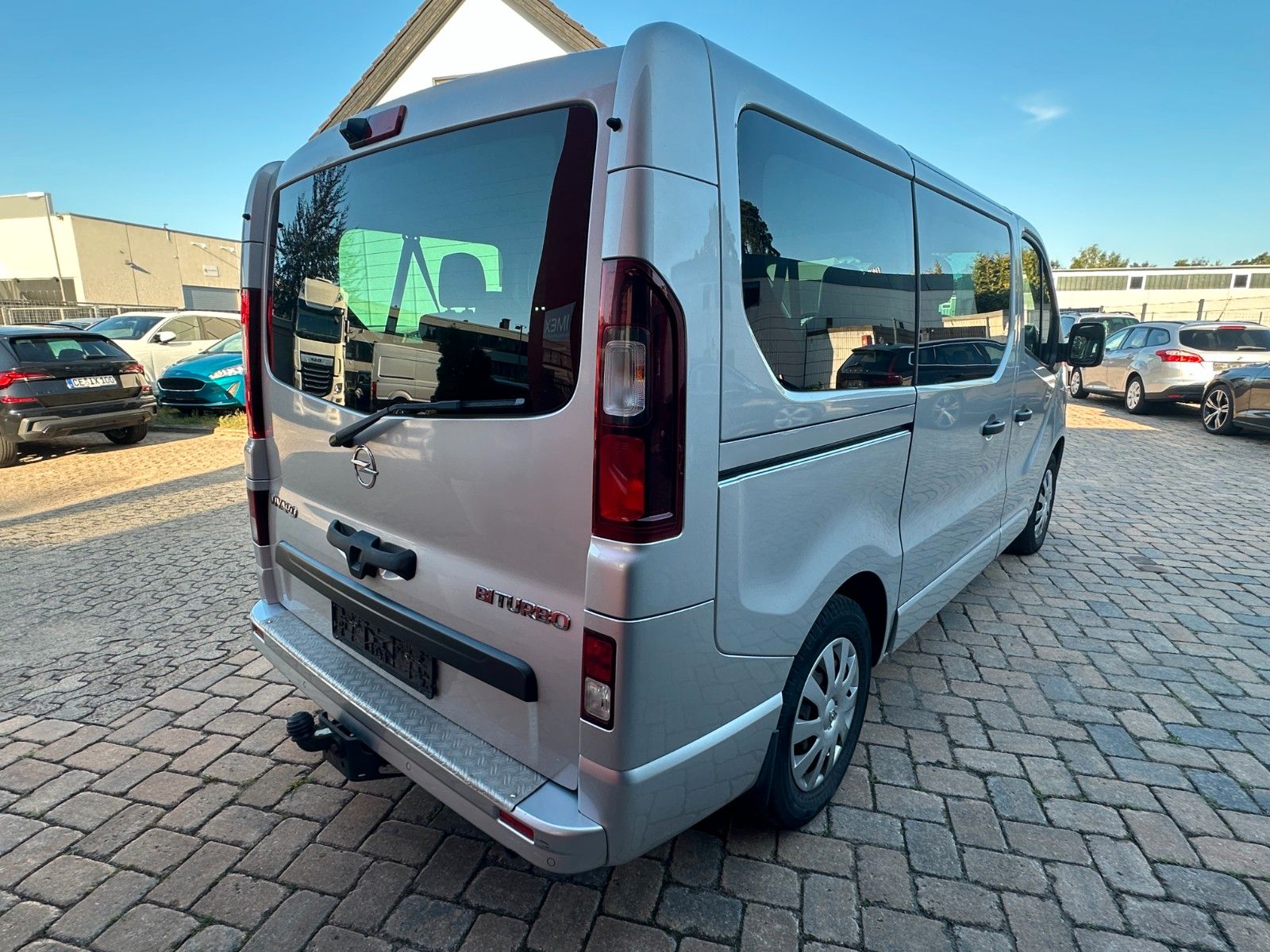 Fahrzeugabbildung Opel Vivaro B Combi L1H1 145 PS HU neu Klima 9 Sitze