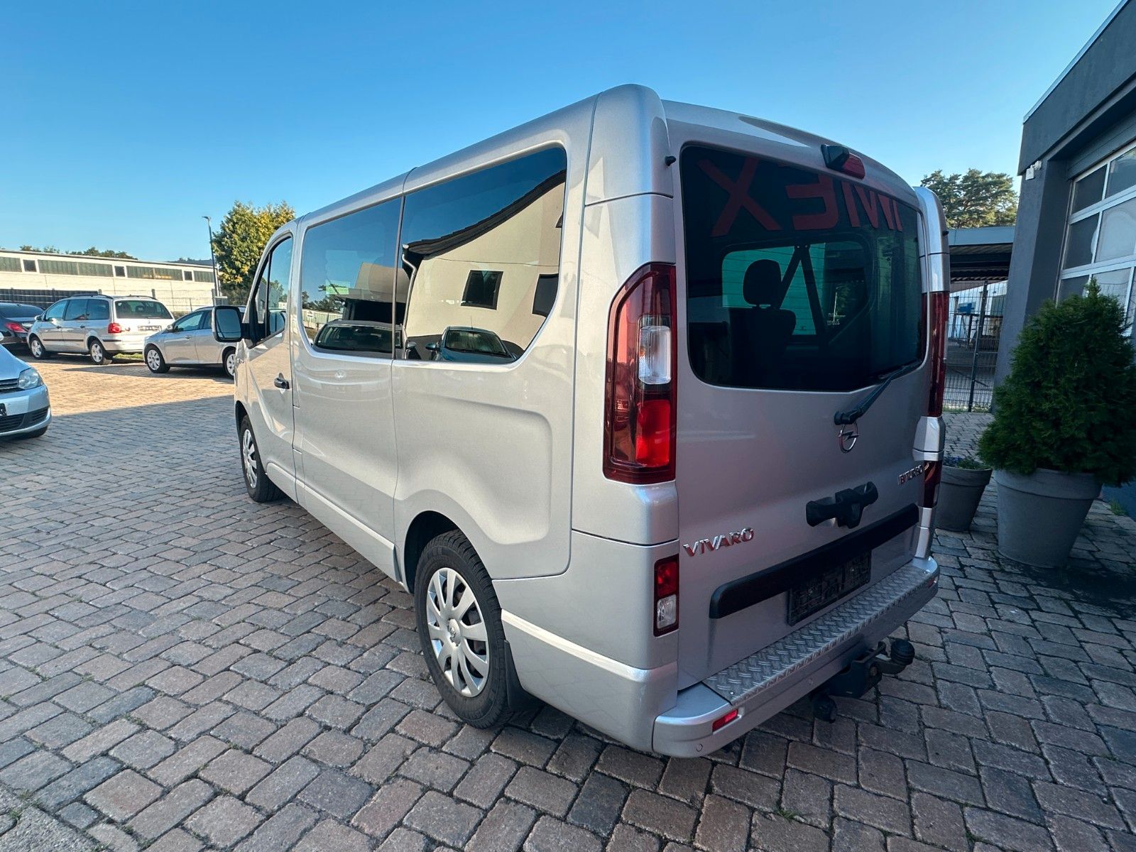 Fahrzeugabbildung Opel Vivaro B Combi L1H1 145 PS HU neu Klima 9 Sitze
