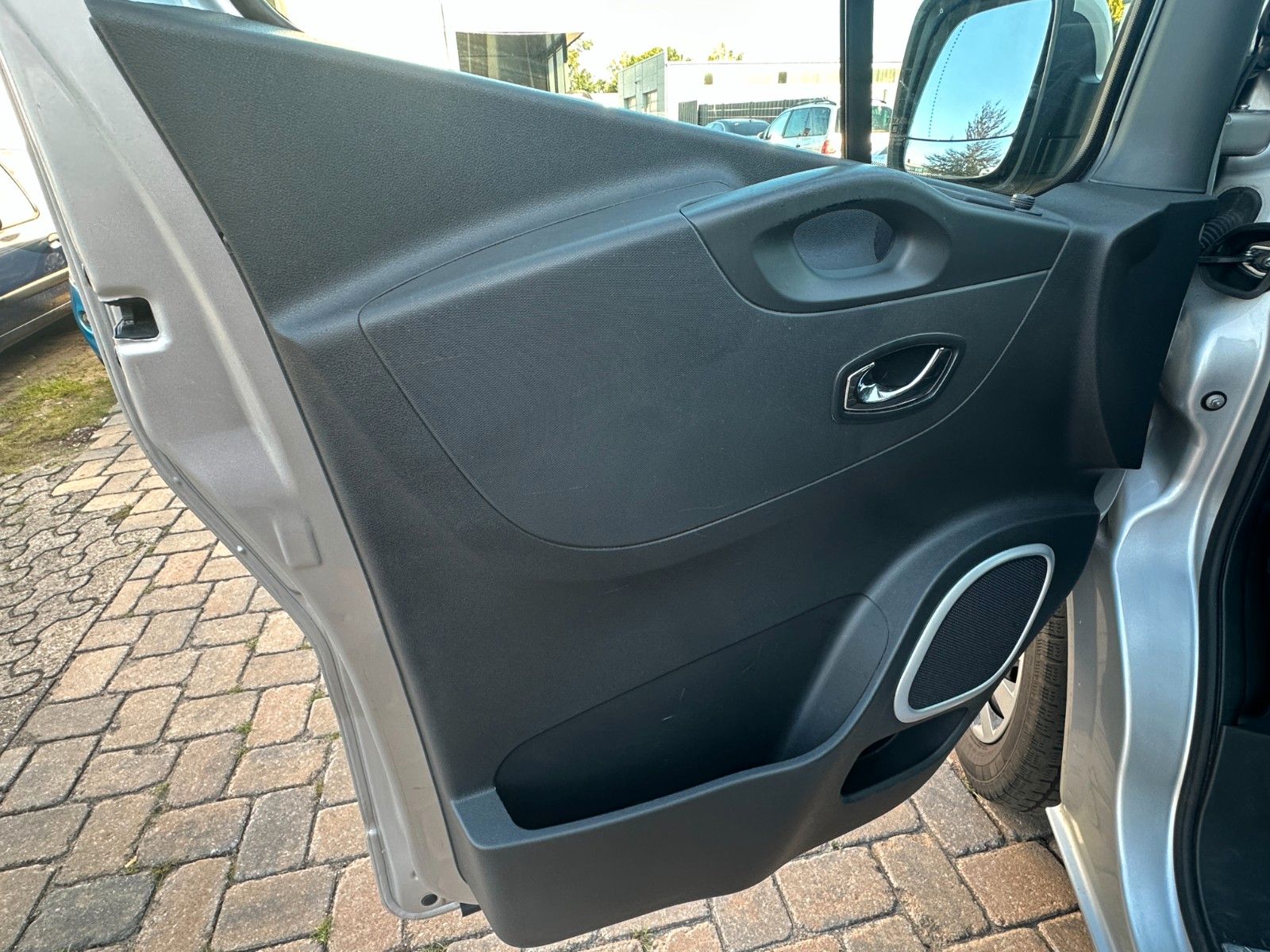 Fahrzeugabbildung Opel Vivaro B Combi L1H1 145 PS HU neu Klima 9 Sitze