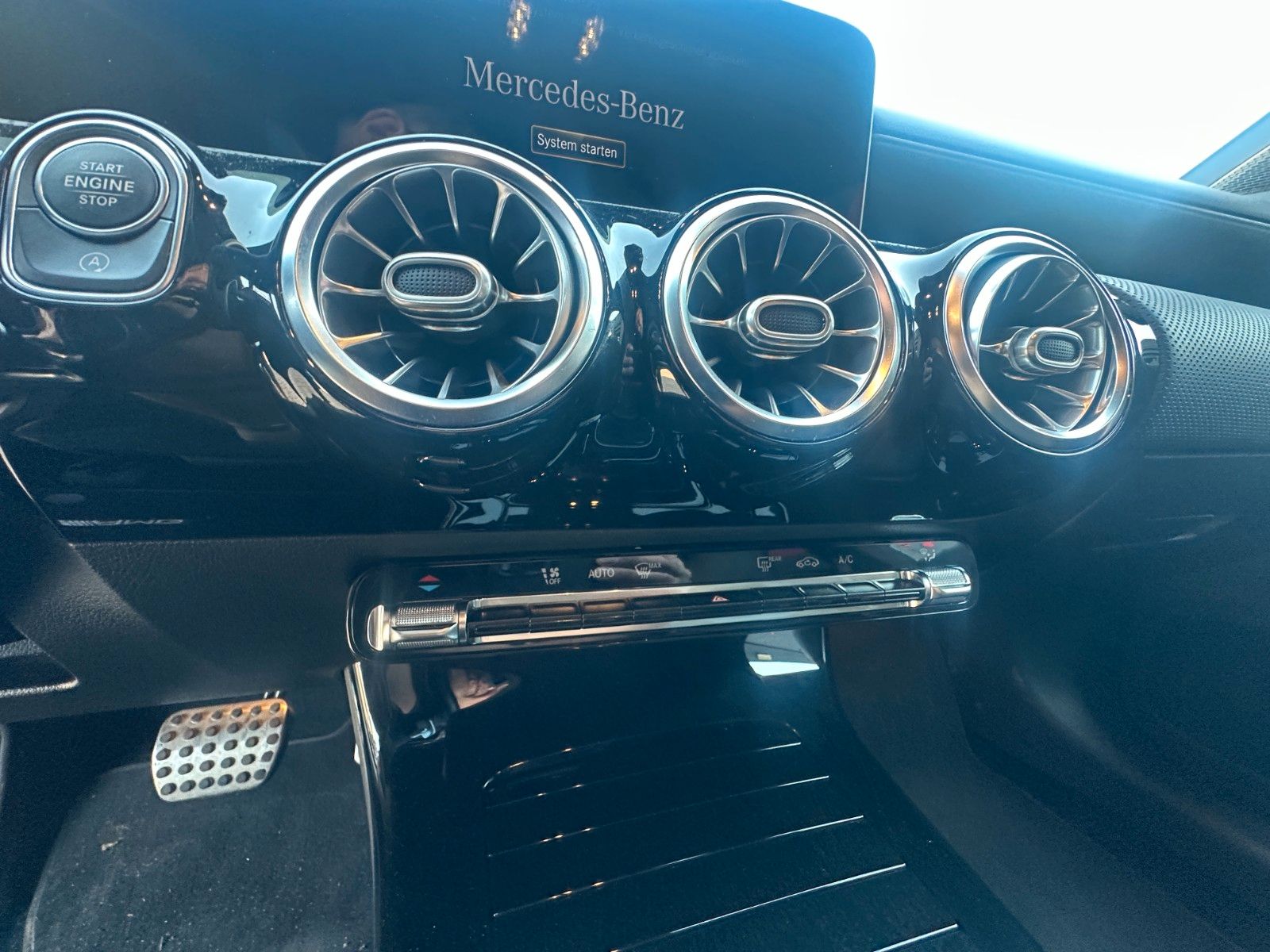 Fahrzeugabbildung Mercedes-Benz CLA 200 d Shooting Brake AMG Pana AHK