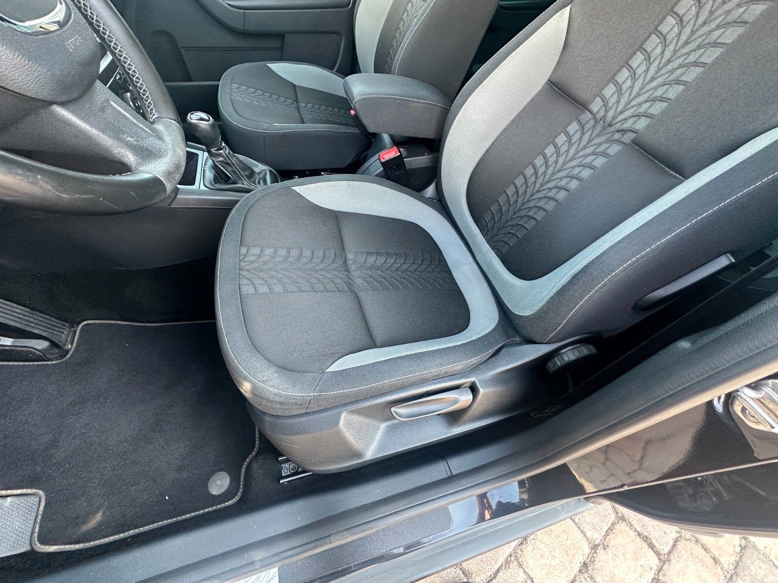 Fahrzeugabbildung Skoda Yeti Ambition 1.4 125 PS Tüv neu PDC SH