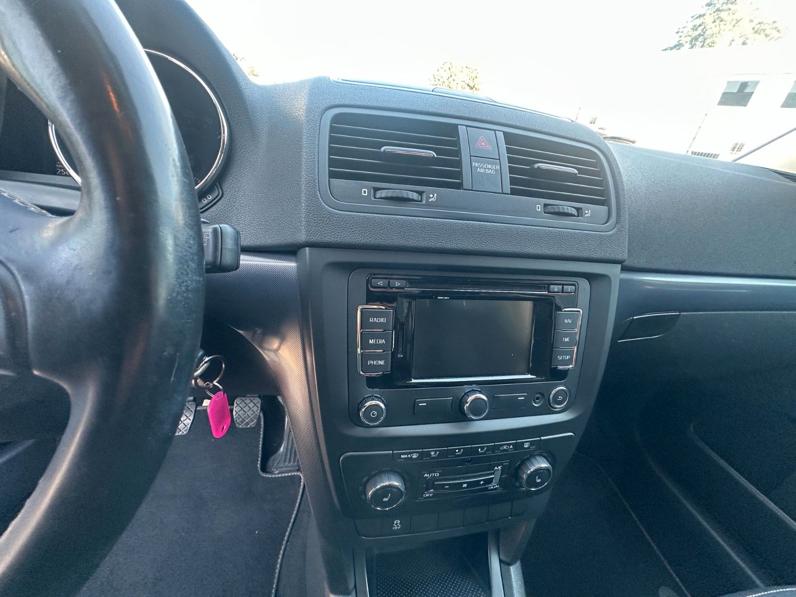 Fahrzeugabbildung Skoda Yeti Ambition 1.4 125 PS Tüv neu PDC SH