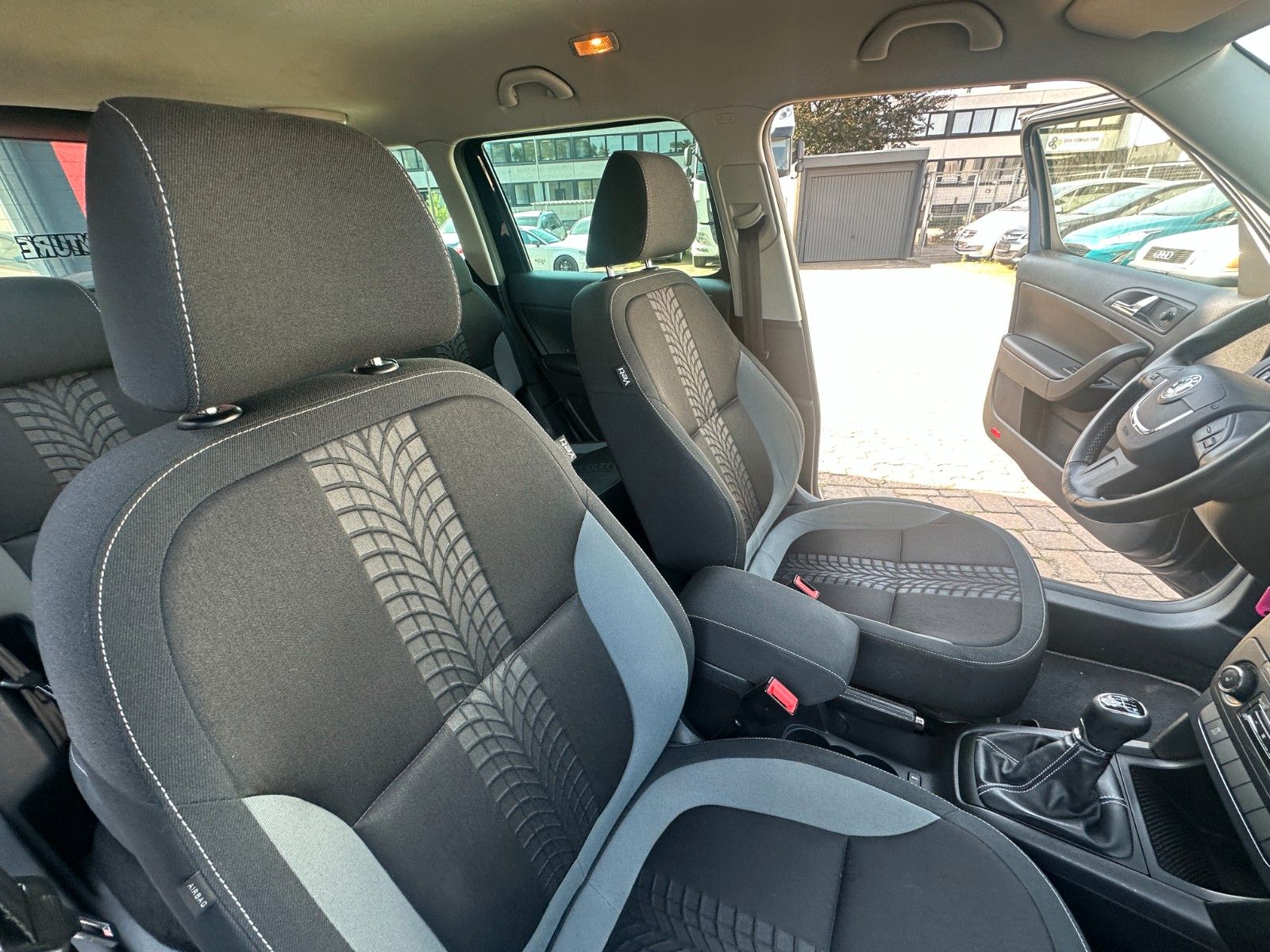 Fahrzeugabbildung Skoda Yeti Ambition 1.4 125 PS Tüv neu PDC SH