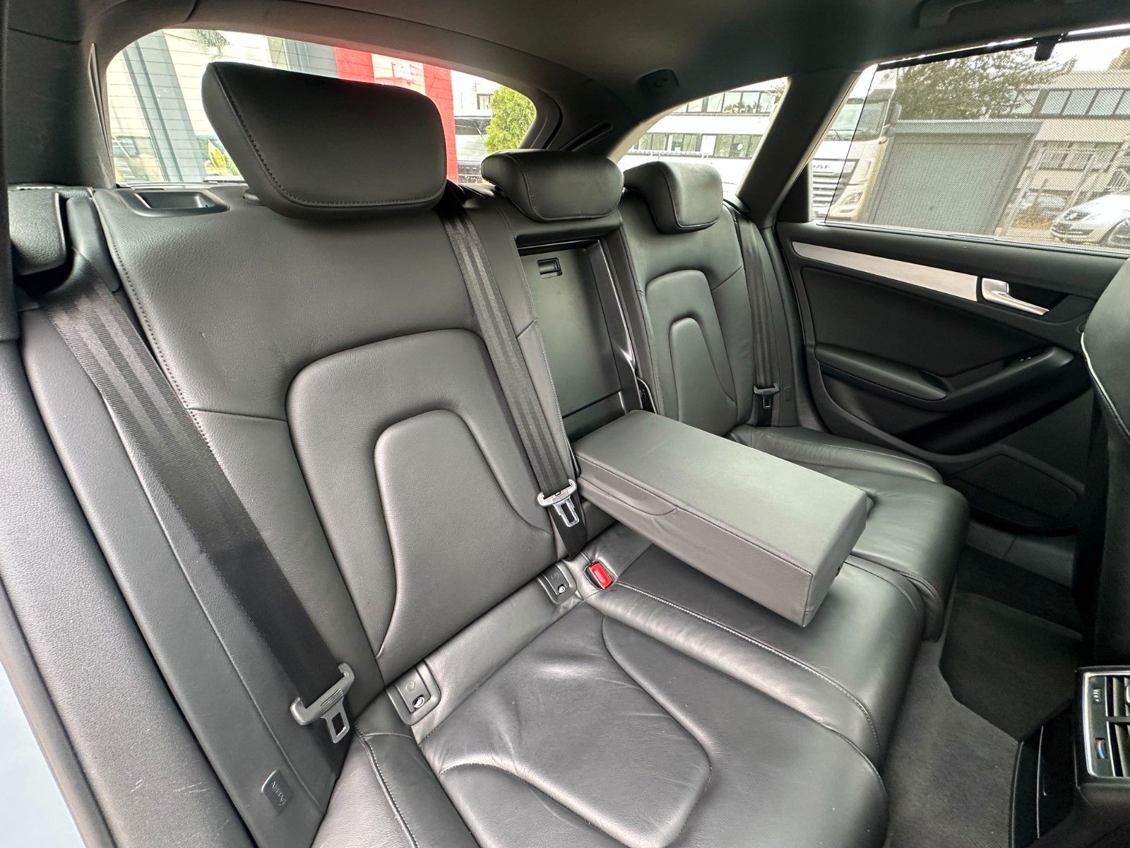 Fahrzeugabbildung Audi A4 Avant S line Sportpaket /plus quattro Pano