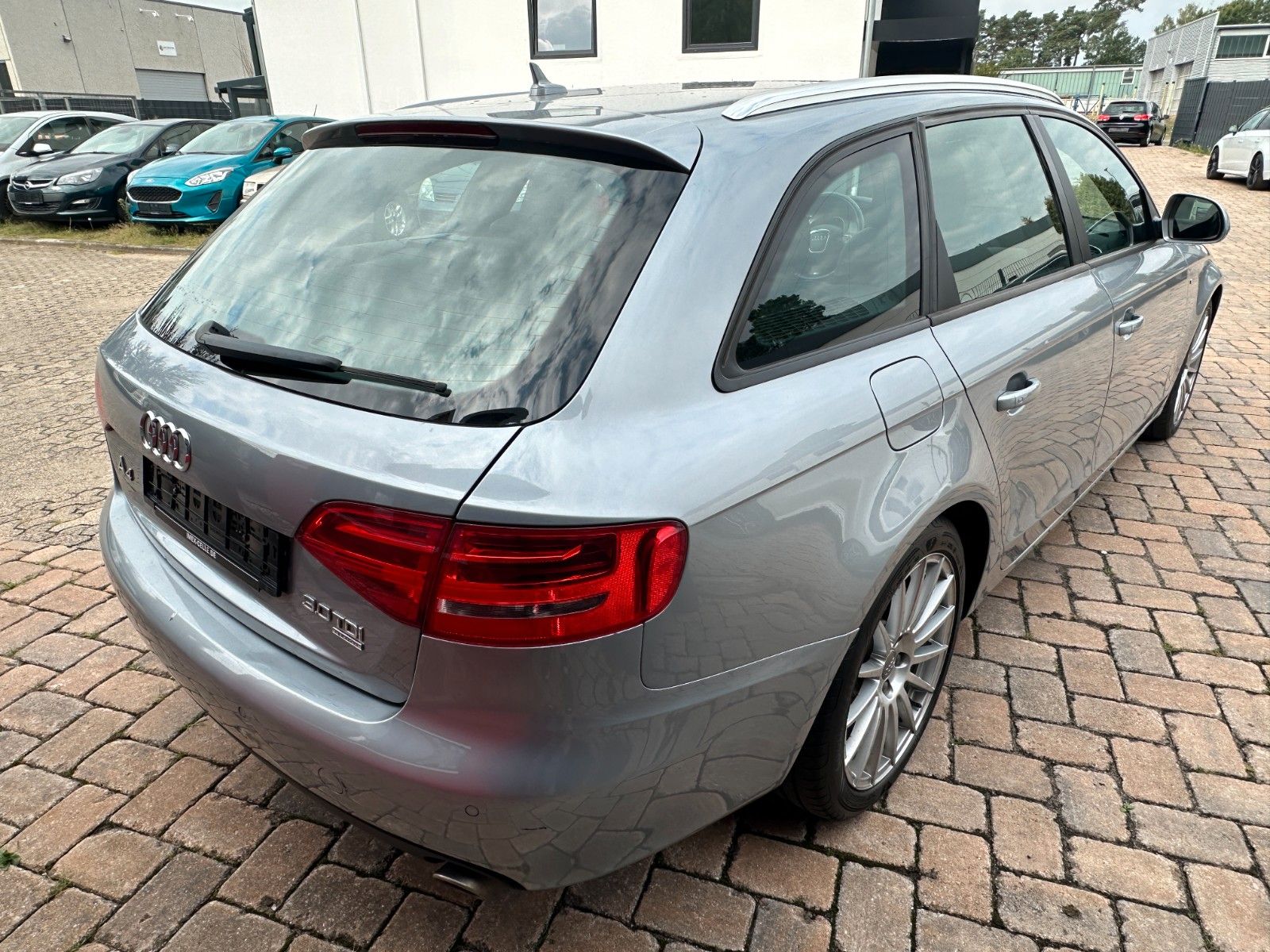 Fahrzeugabbildung Audi A4 Avant S line Sportpaket /plus quattro Pano
