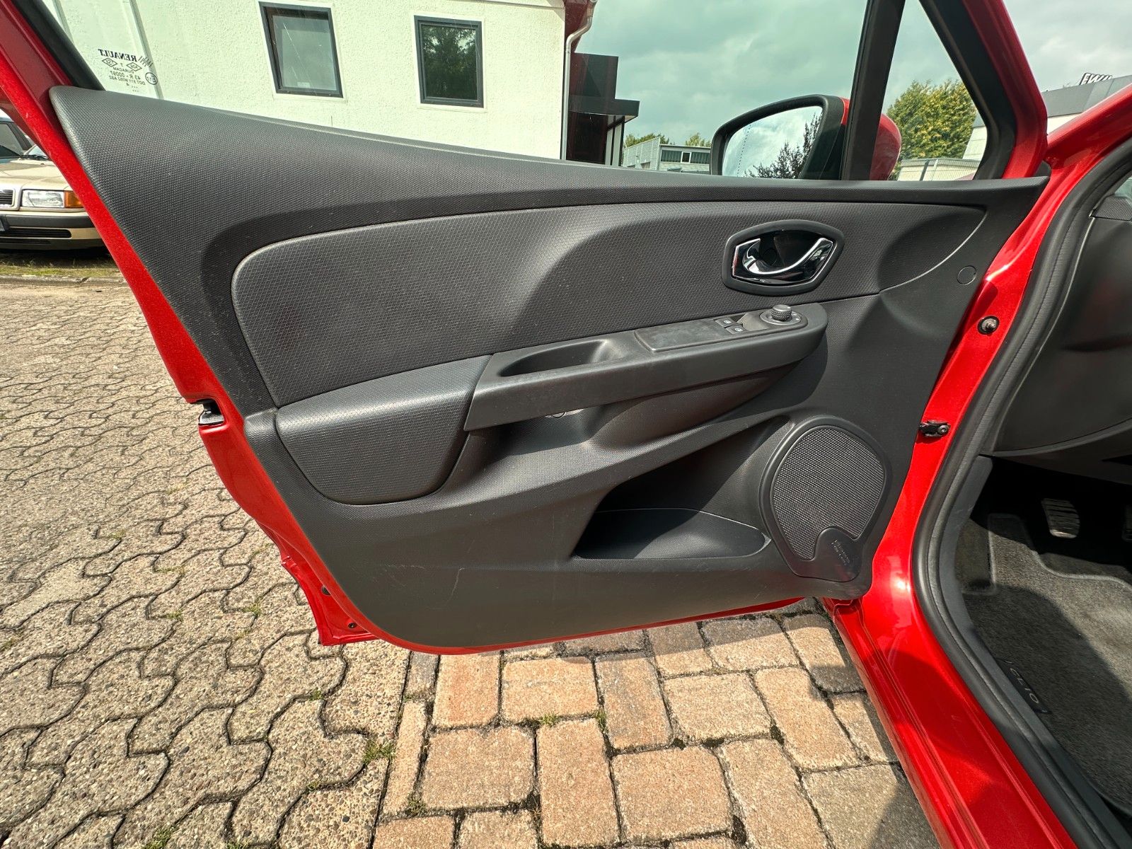 Fahrzeugabbildung Renault Clio IV Expression 1.2 73 PS HU neu Klima