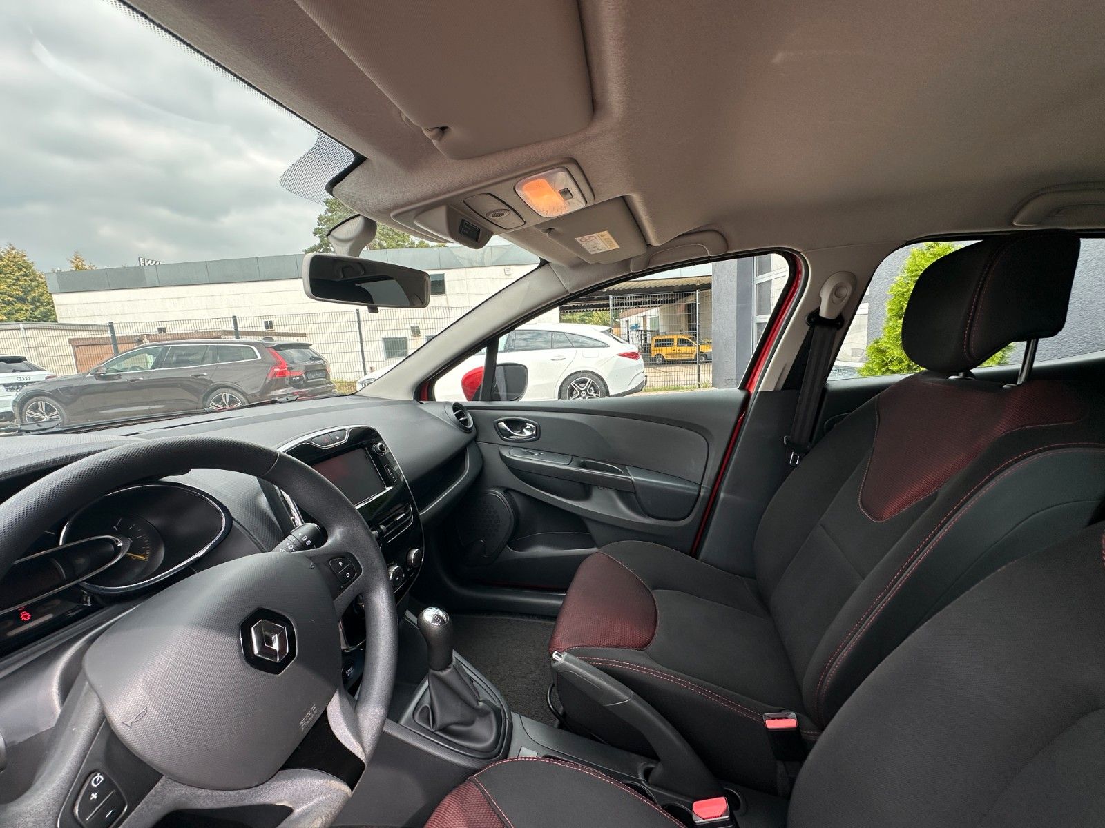 Fahrzeugabbildung Renault Clio IV Expression 1.2 73 PS HU neu Klima