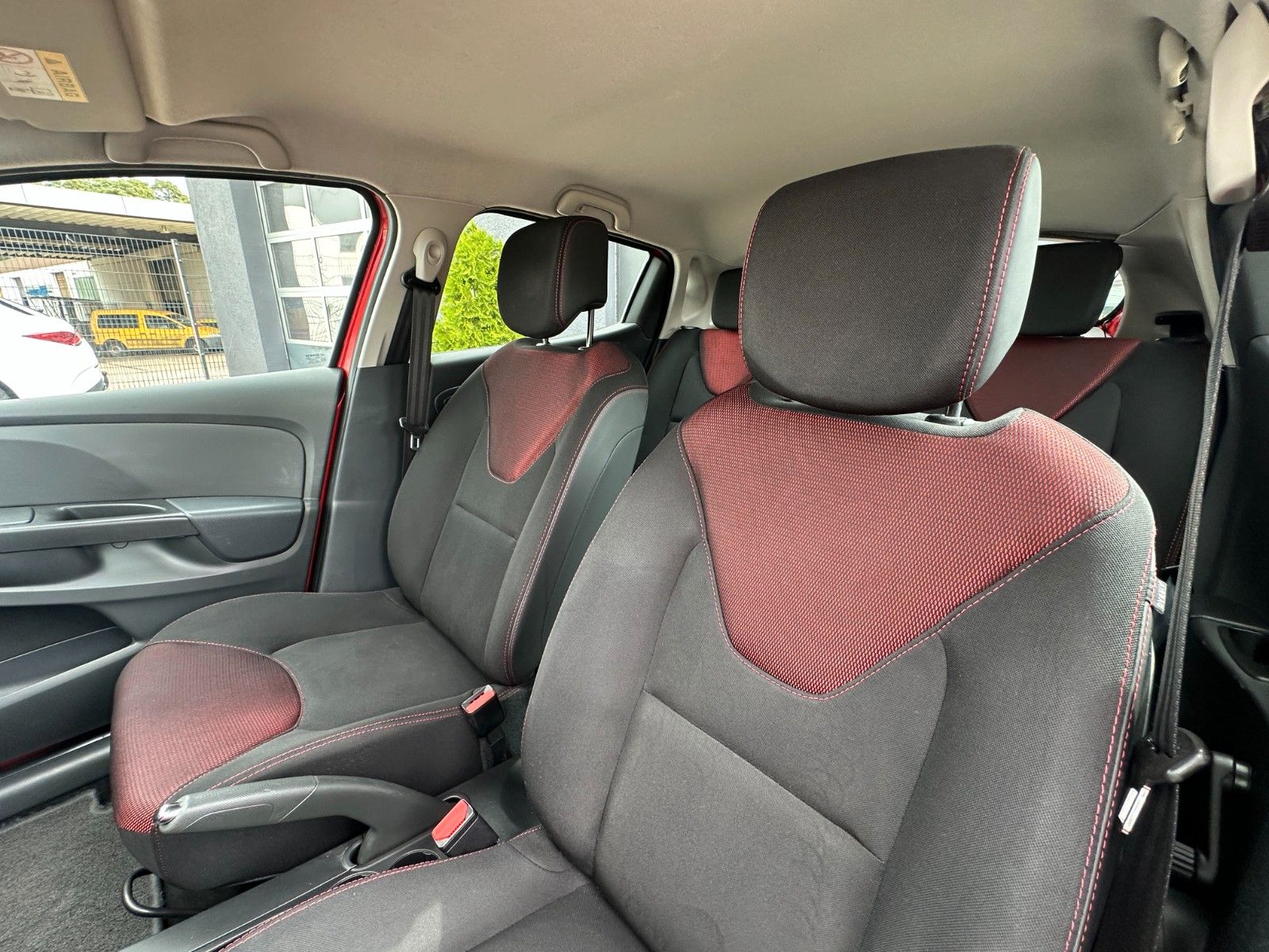 Fahrzeugabbildung Renault Clio IV Expression 1.2 73 PS HU neu Klima