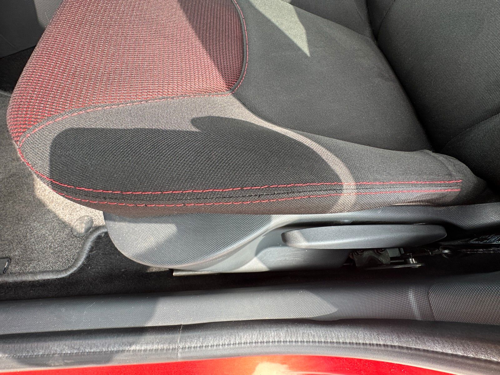 Fahrzeugabbildung Renault Clio IV Expression 1.2 73 PS HU neu Klima