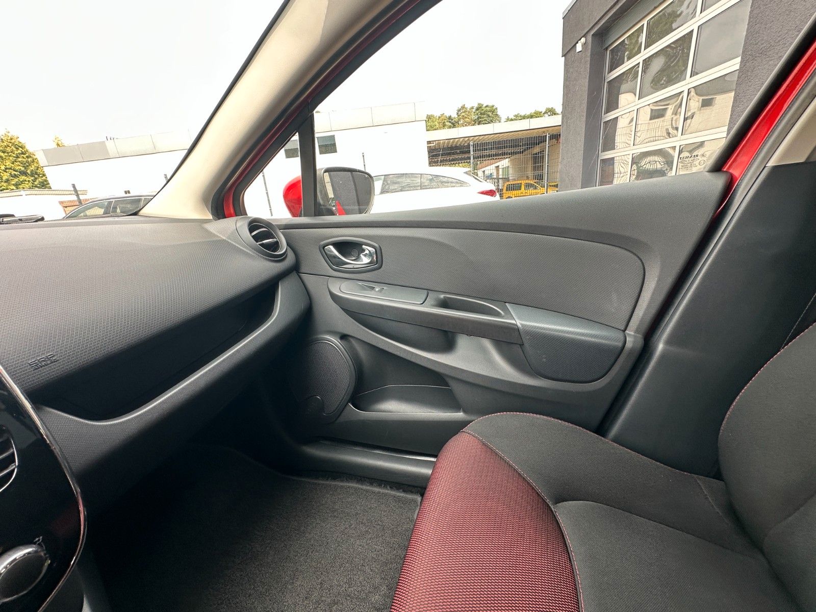 Fahrzeugabbildung Renault Clio IV Expression 1.2 73 PS HU neu Klima