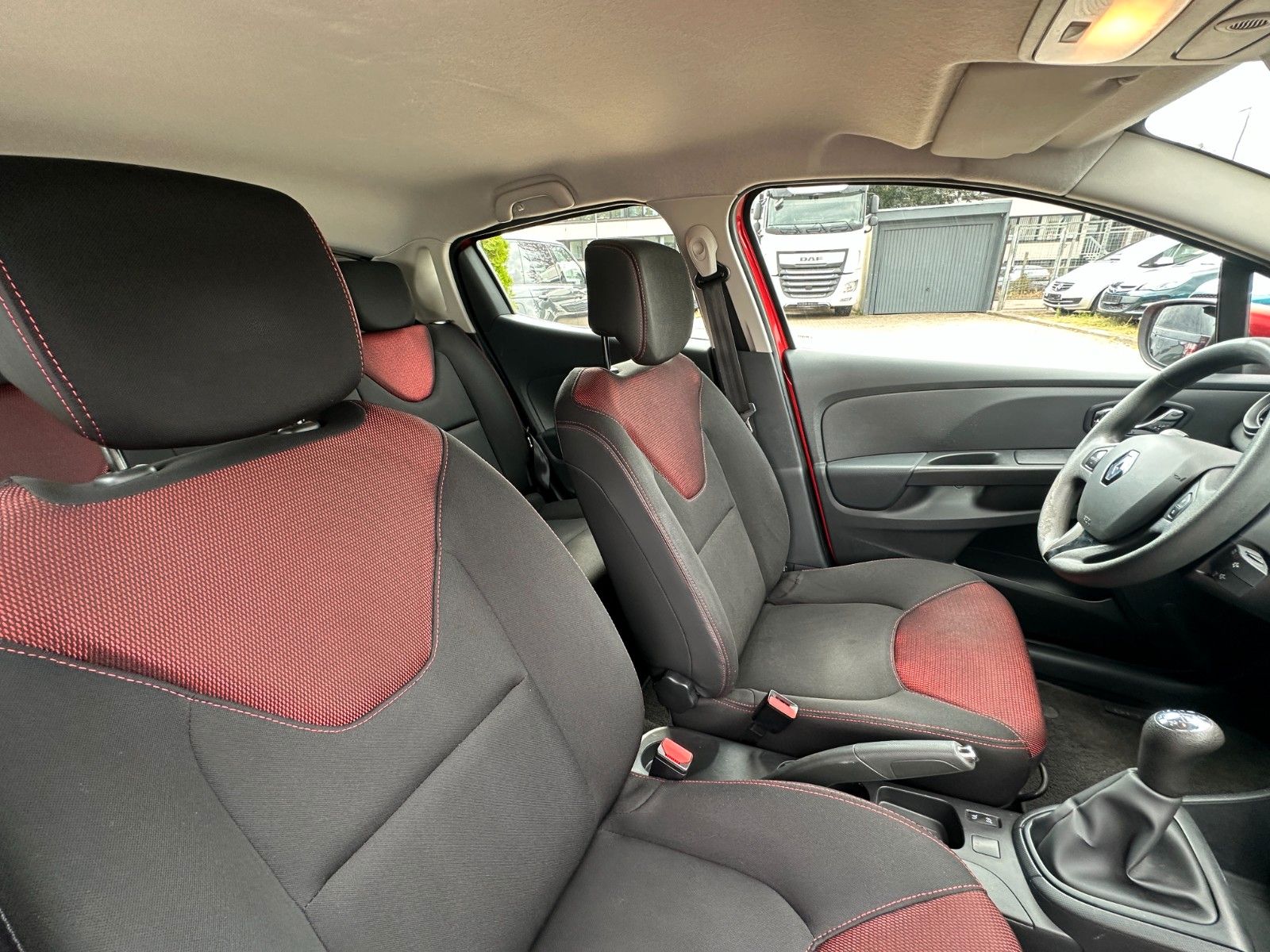 Fahrzeugabbildung Renault Clio IV Expression 1.2 73 PS HU neu Klima