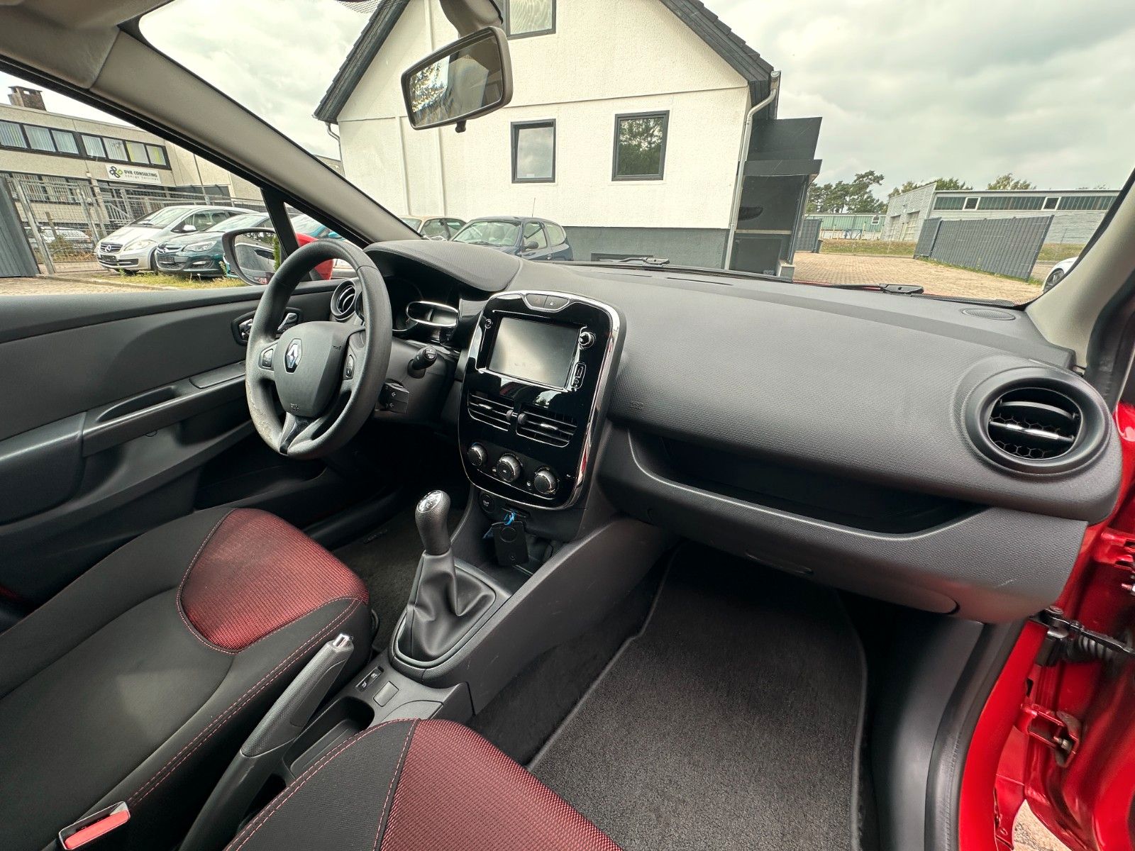 Fahrzeugabbildung Renault Clio IV Expression 1.2 73 PS HU neu Klima