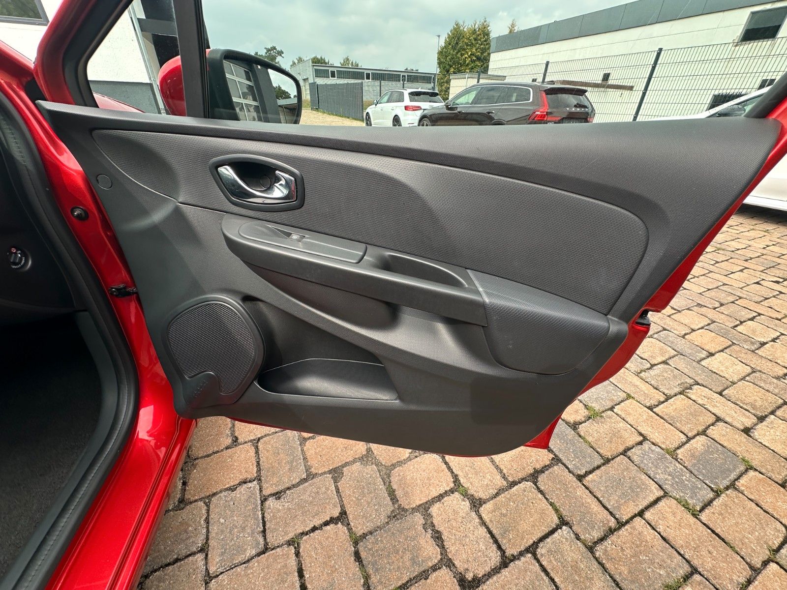 Fahrzeugabbildung Renault Clio IV Expression 1.2 73 PS HU neu Klima
