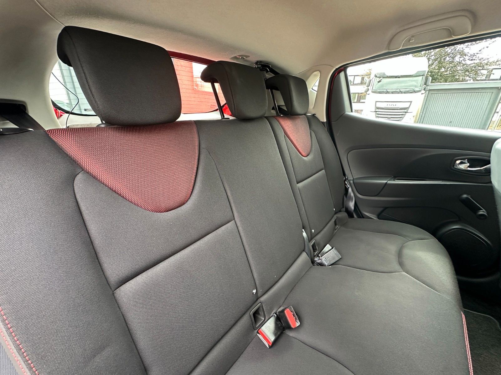 Fahrzeugabbildung Renault Clio IV Expression 1.2 73 PS HU neu Klima