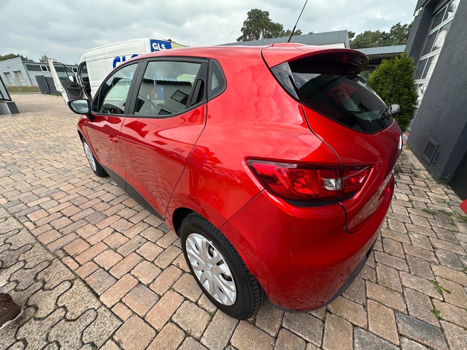 Fahrzeugabbildung Renault Clio IV Expression 1.2 73 PS HU neu Klima