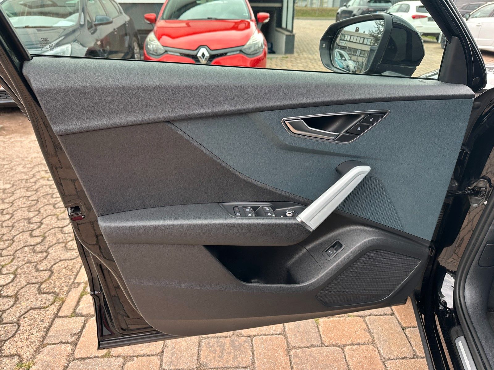 Fahrzeugabbildung Audi Q2 30 TFSI design 154 PS HU neu Autom LED OPF