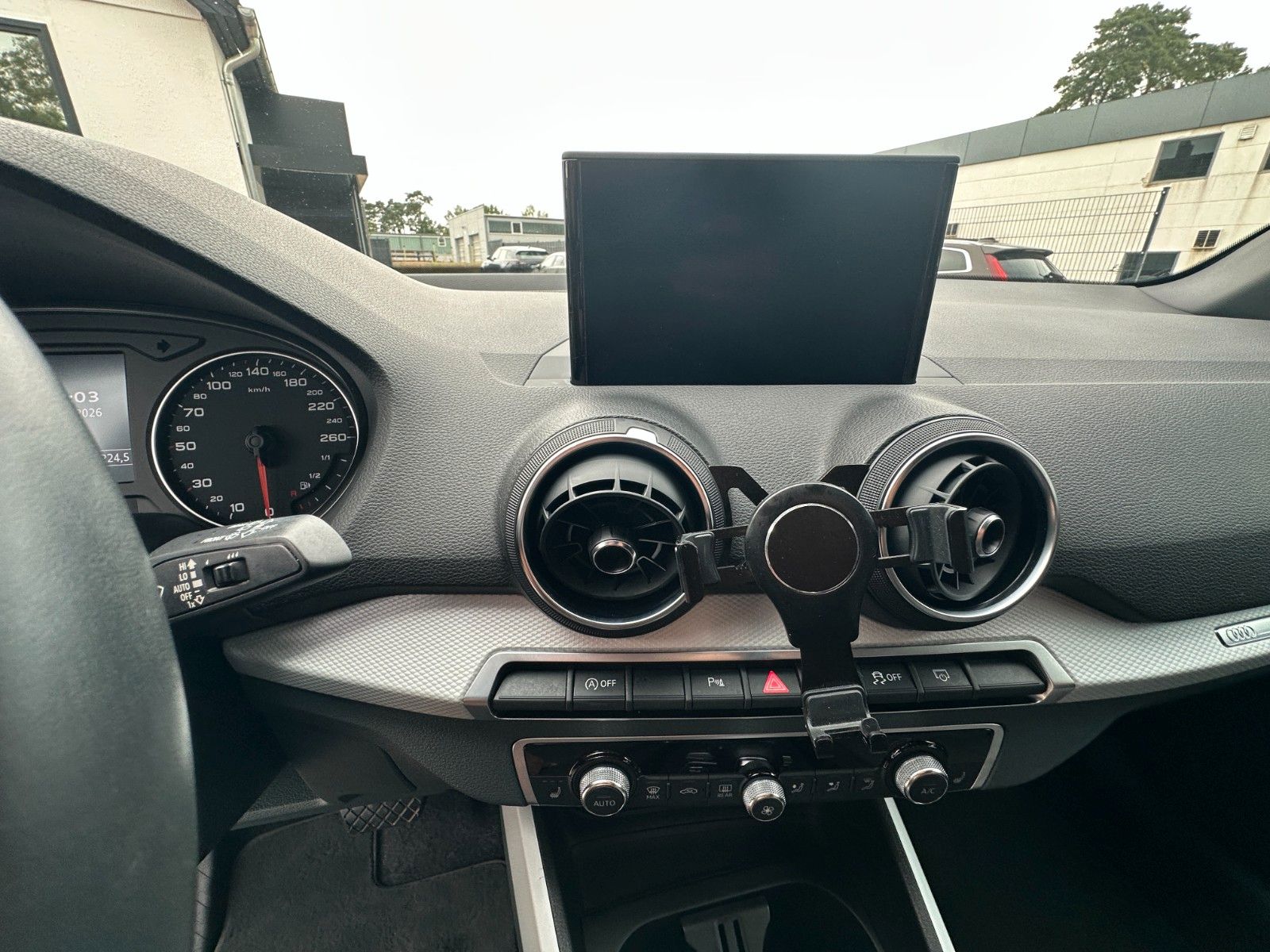 Fahrzeugabbildung Audi Q2 30 TFSI design 154 PS HU neu Autom LED OPF