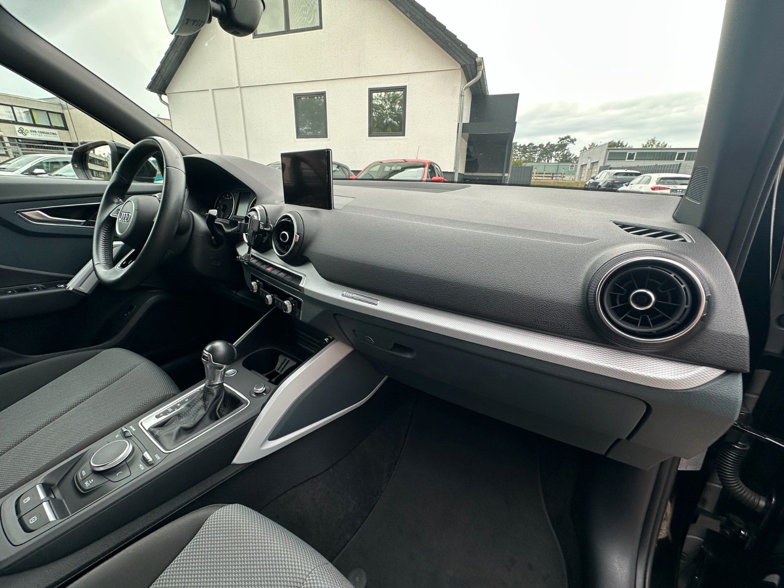 Fahrzeugabbildung Audi Q2 30 TFSI design 154 PS HU neu Autom LED OPF