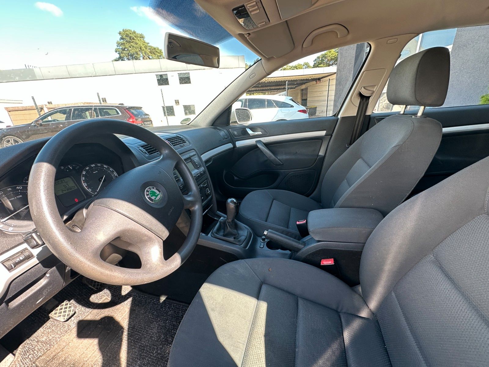Fahrzeugabbildung Skoda Octavia Lim. Ambiente 1.6 115 PS HU neu Klima