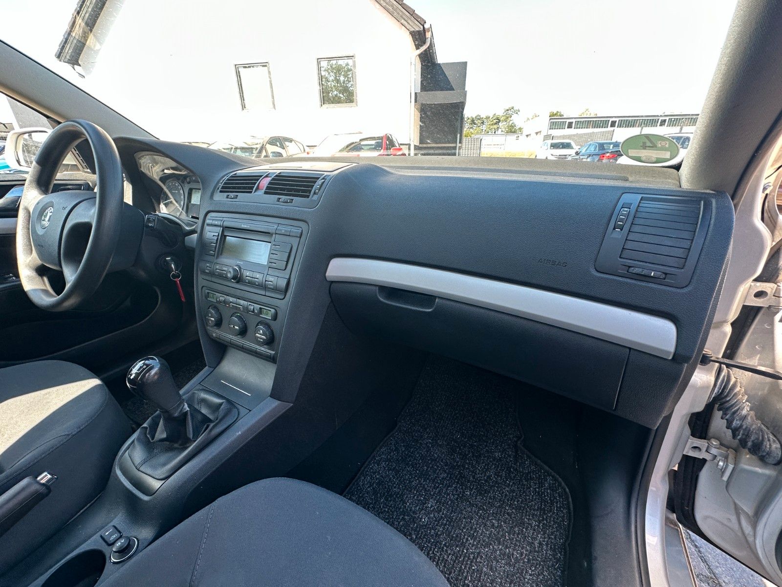 Fahrzeugabbildung Skoda Octavia Lim. Ambiente 1.6 115 PS HU neu Klima