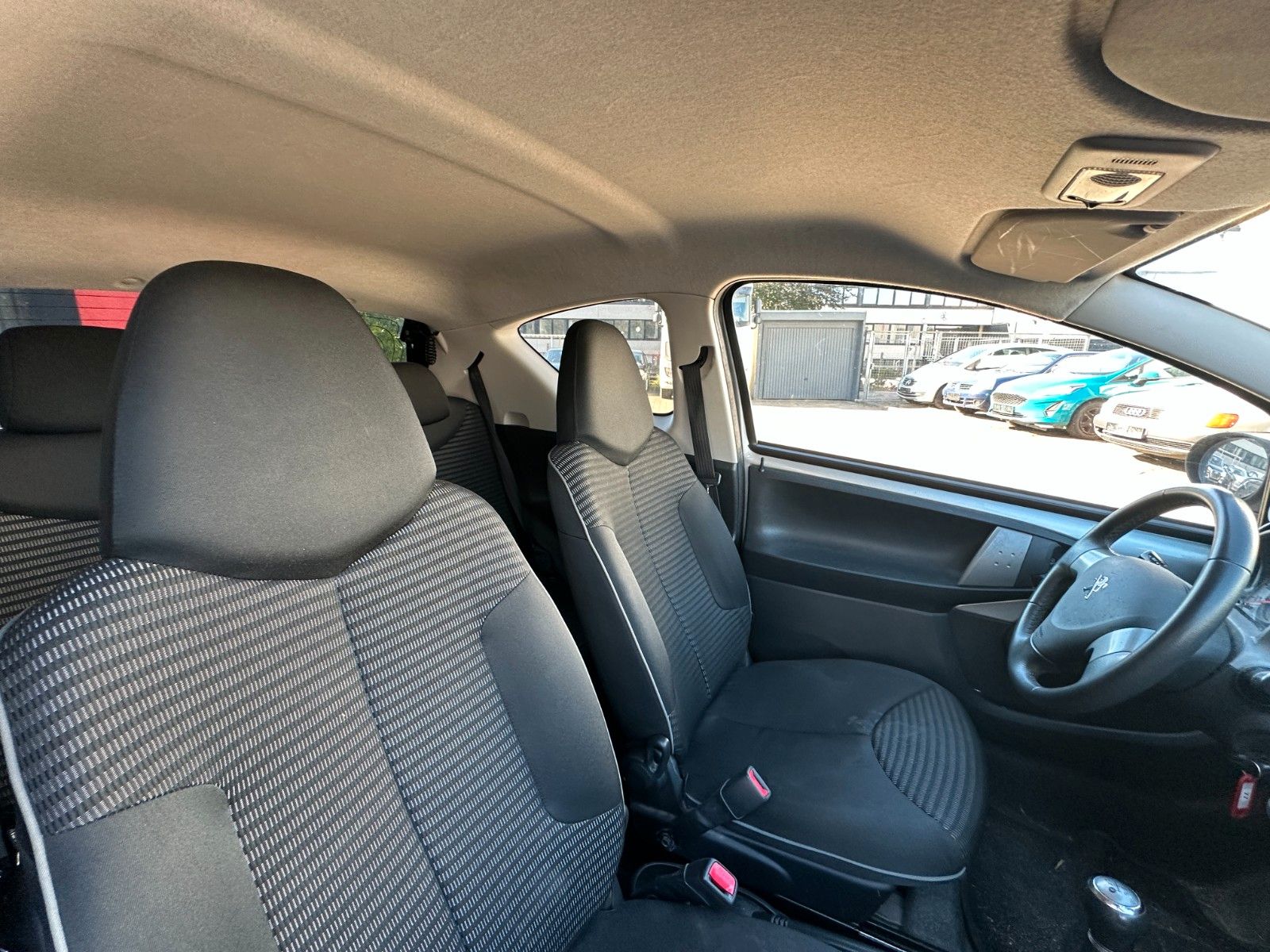 Fahrzeugabbildung Peugeot 107 Active 1.0 68 PS Tüv 7/27