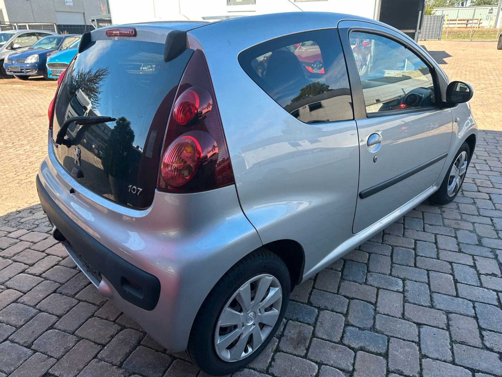 Fahrzeugabbildung Peugeot 107 Active 1.0 68 PS Tüv 7/27