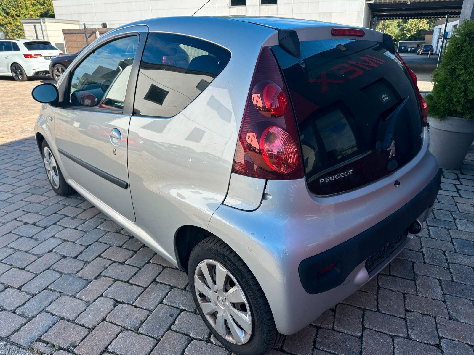 Fahrzeugabbildung Peugeot 107 Active 1.0 68 PS Tüv 7/27
