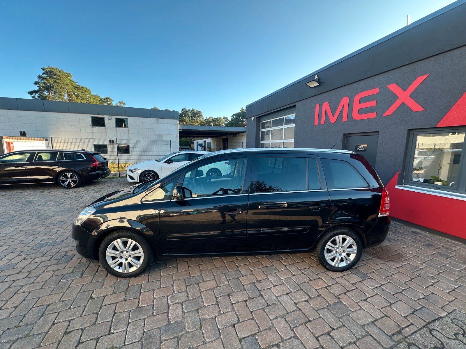 Fahrzeugabbildung Opel Zafira B Family Plus 1.8 140 PS Tüv neu 7 Sitze