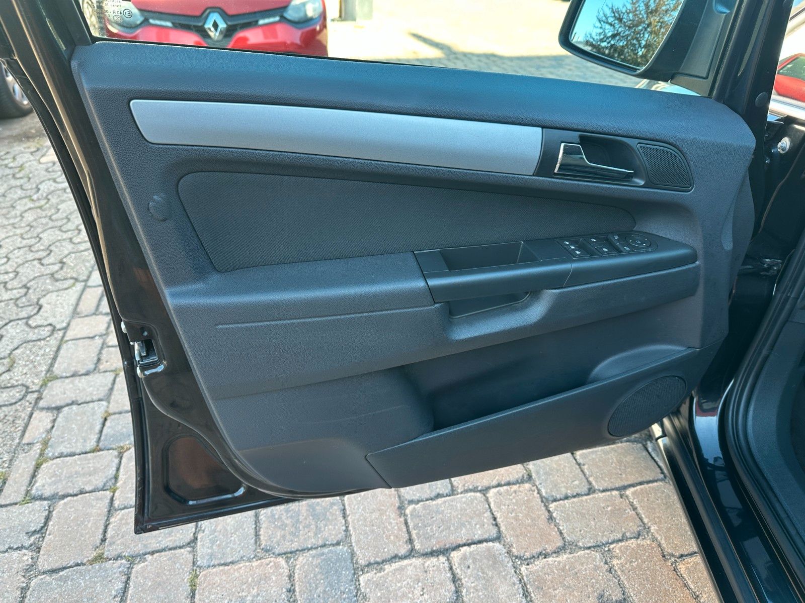 Fahrzeugabbildung Opel Zafira B Family Plus 1.8 140 PS Tüv neu 7 Sitze