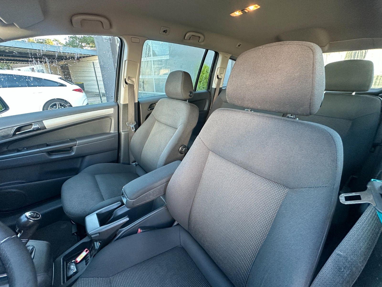 Fahrzeugabbildung Opel Zafira B Family Plus 1.8 140 PS Tüv neu 7 Sitze