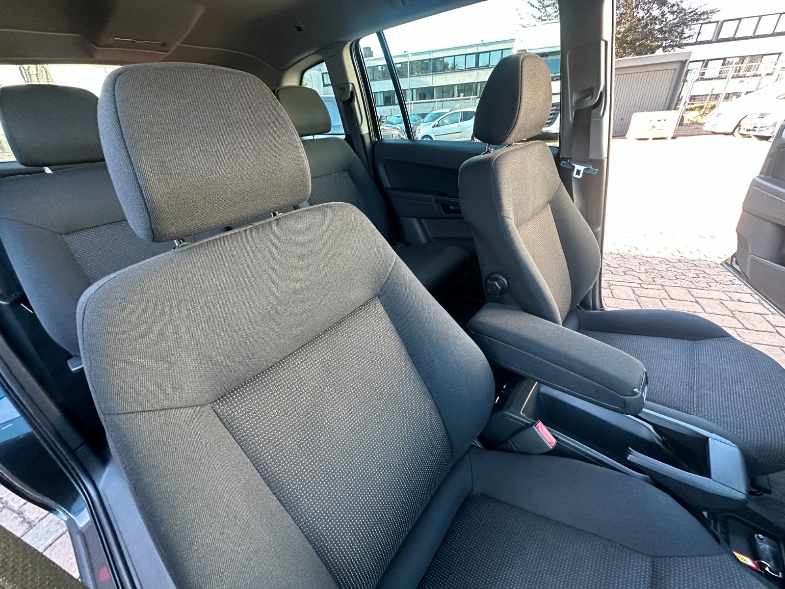 Fahrzeugabbildung Opel Zafira B Family Plus 1.8 140 PS Tüv neu 7 Sitze