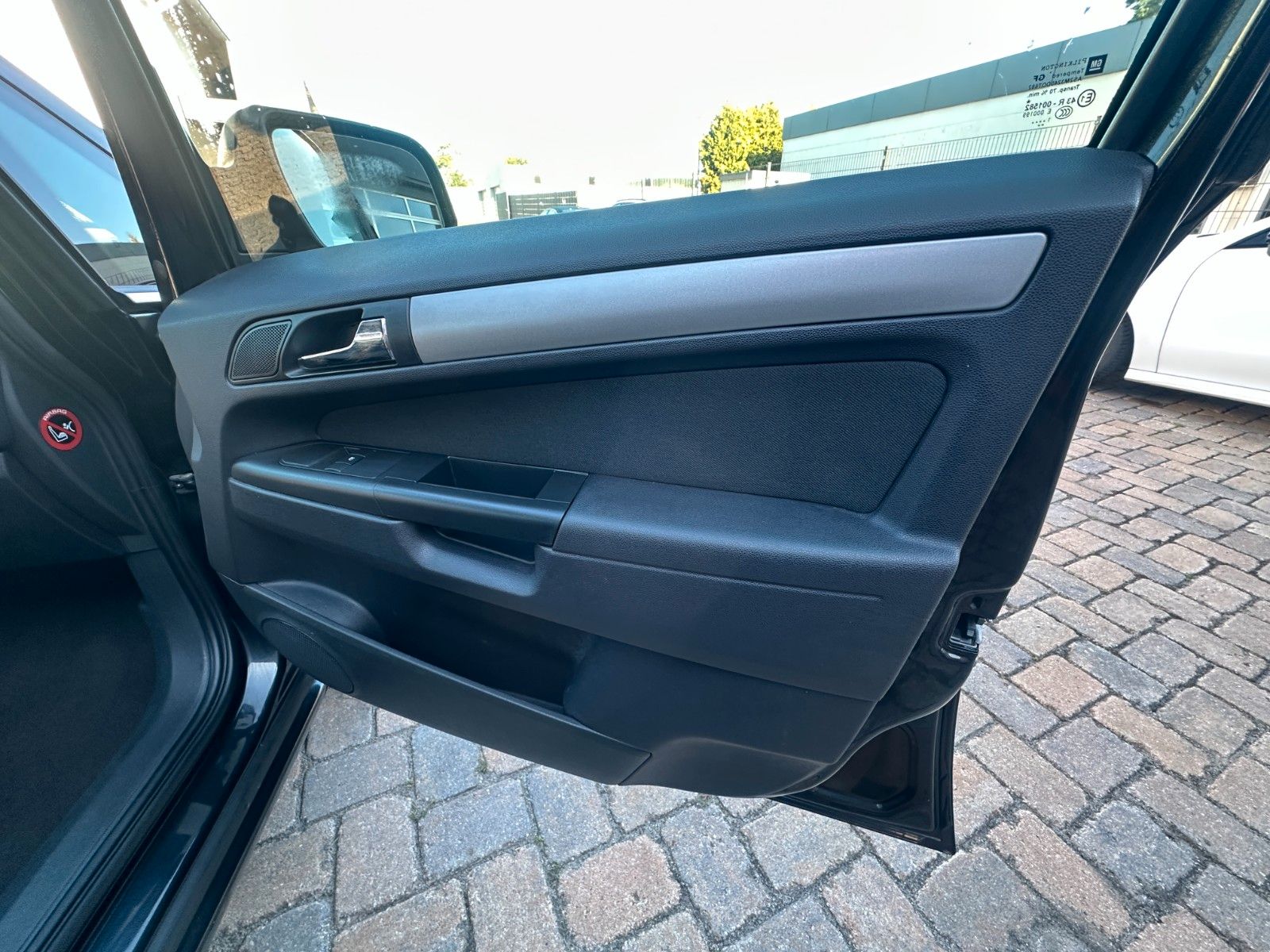Fahrzeugabbildung Opel Zafira B Family Plus 1.8 140 PS Tüv neu 7 Sitze
