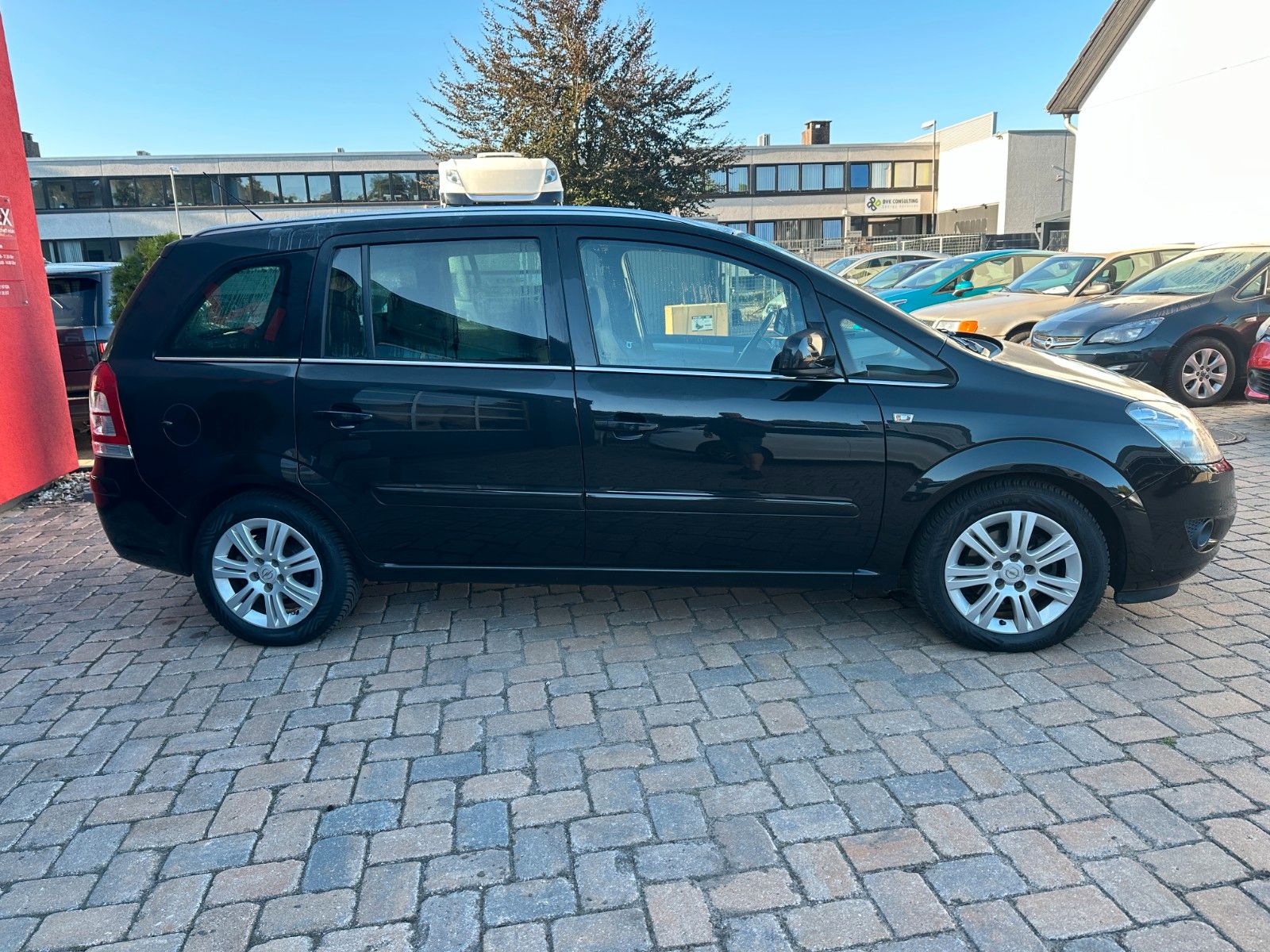 Fahrzeugabbildung Opel Zafira B Family Plus 1.8 140 PS Tüv neu 7 Sitze