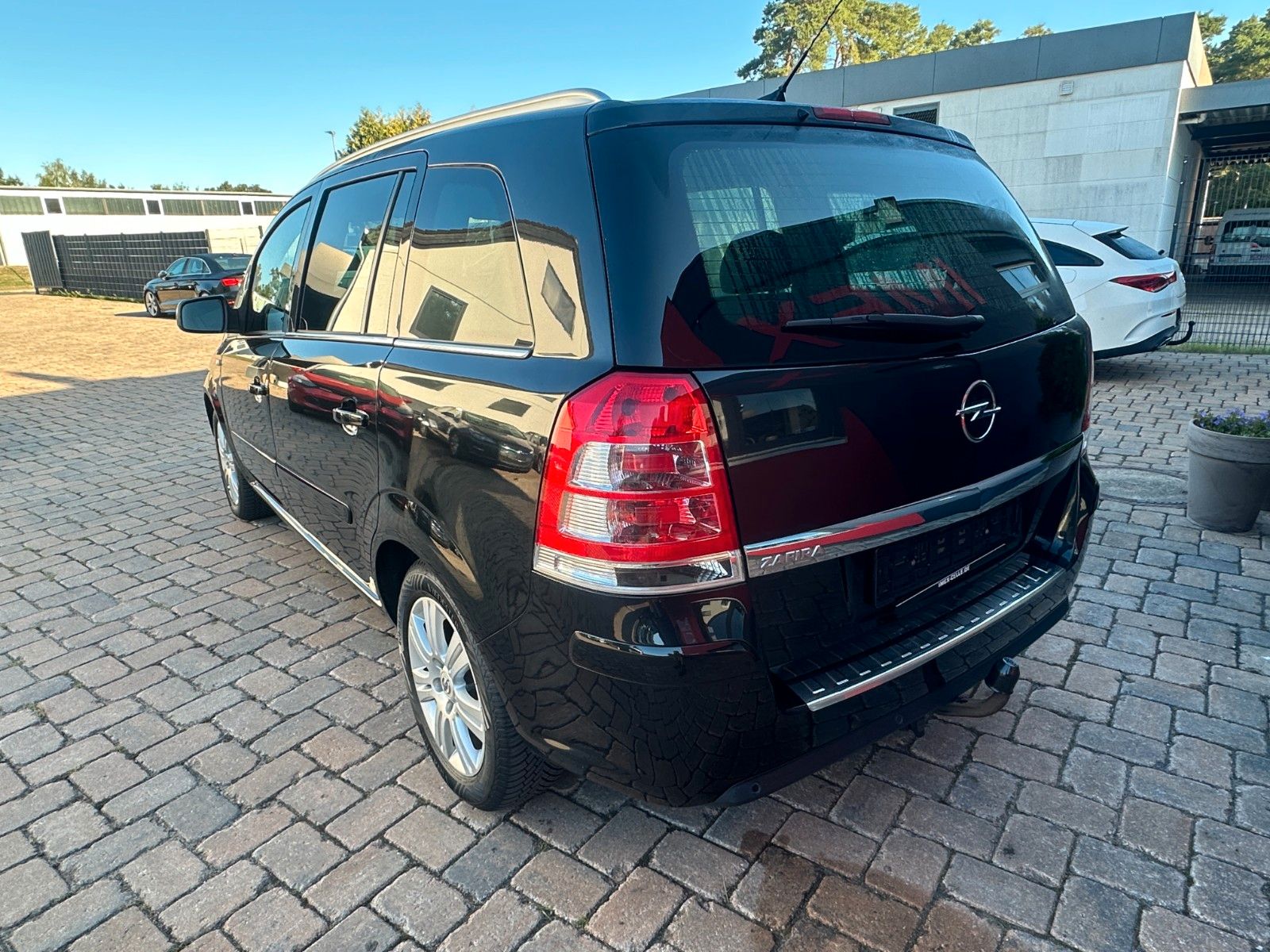 Fahrzeugabbildung Opel Zafira B Family Plus 1.8 140 PS Tüv neu 7 Sitze