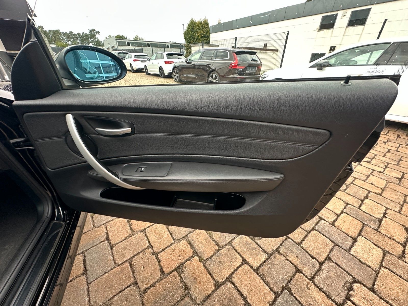 Fahrzeugabbildung BMW 120i Cabrio 2.0 170 PS HU neu Leder