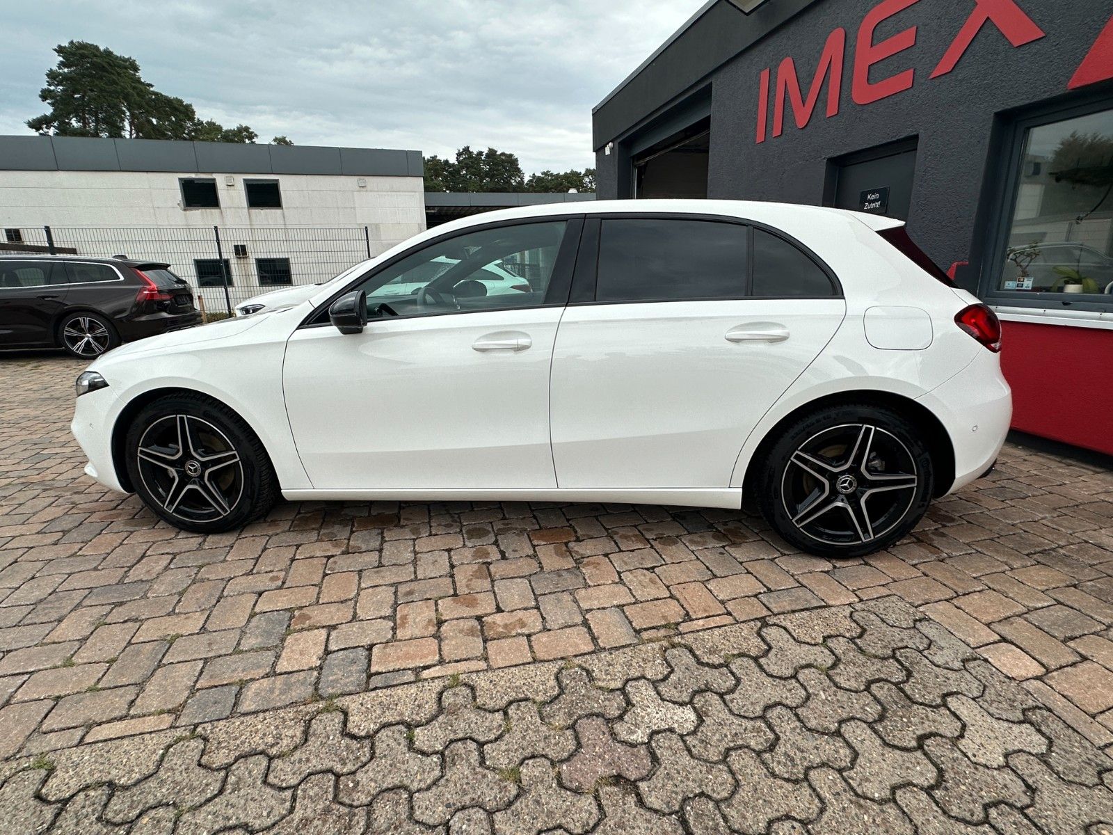 Fahrzeugabbildung Mercedes-Benz A 180 AMG Line 136 PS  MBUX Leder Premium