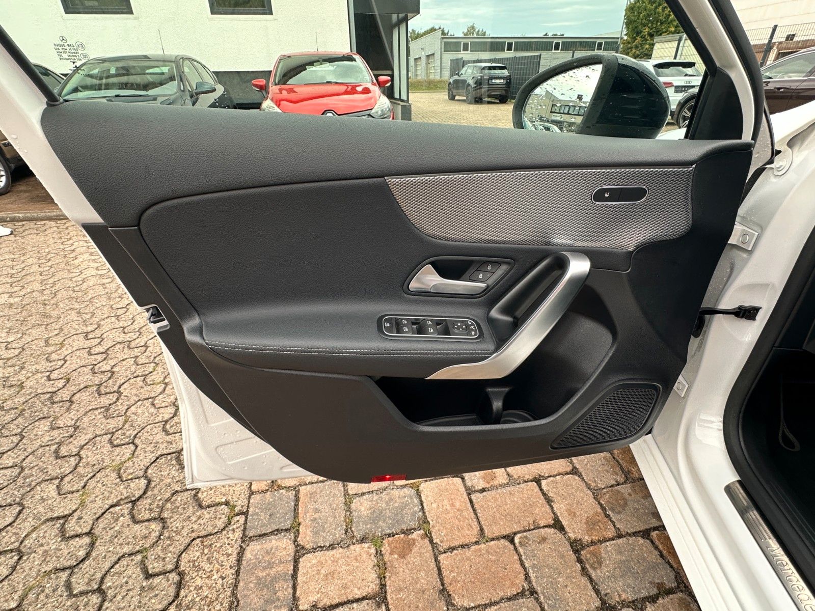 Fahrzeugabbildung Mercedes-Benz A 180 AMG Line 136 PS  MBUX Leder Premium