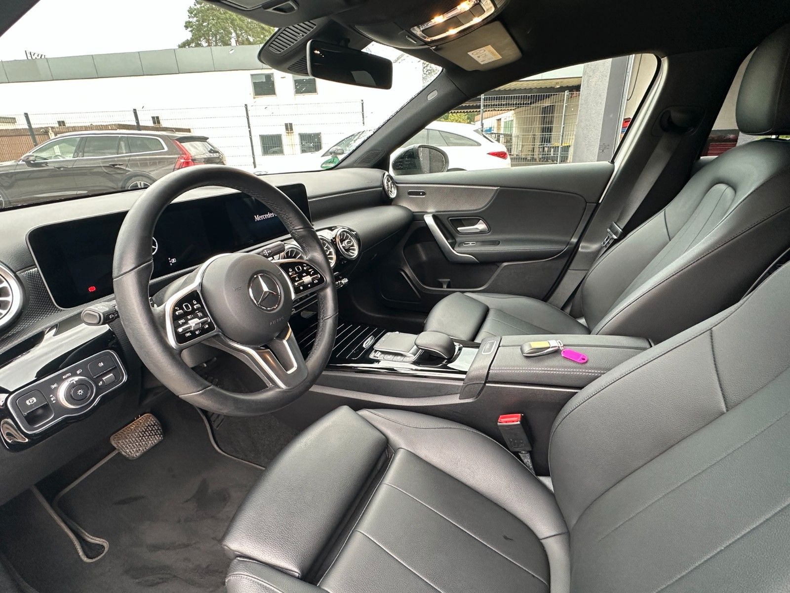 Fahrzeugabbildung Mercedes-Benz A 180 AMG Line 136 PS  MBUX Leder Premium