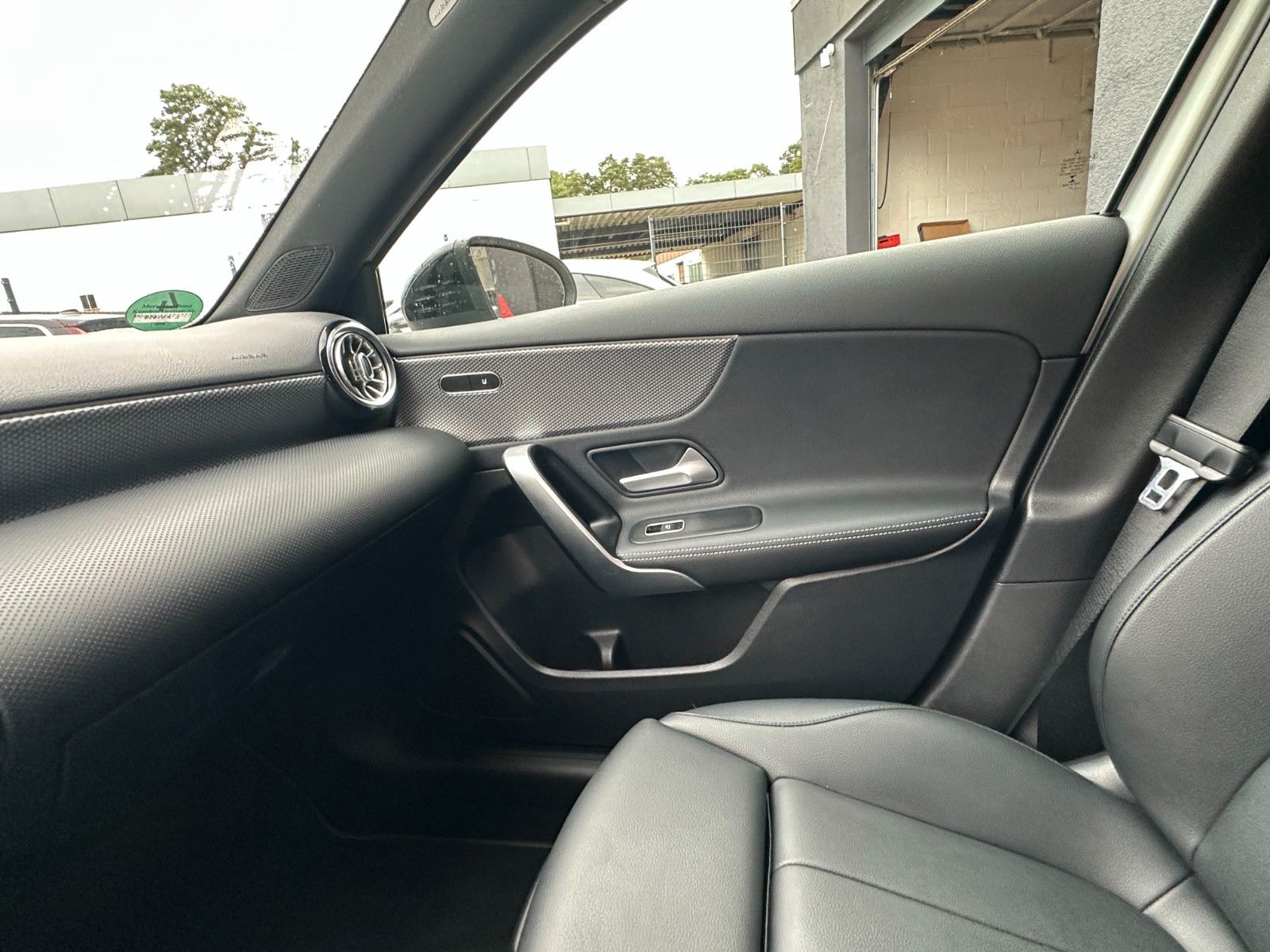 Fahrzeugabbildung Mercedes-Benz A 180 AMG Line 136 PS  MBUX Leder Premium